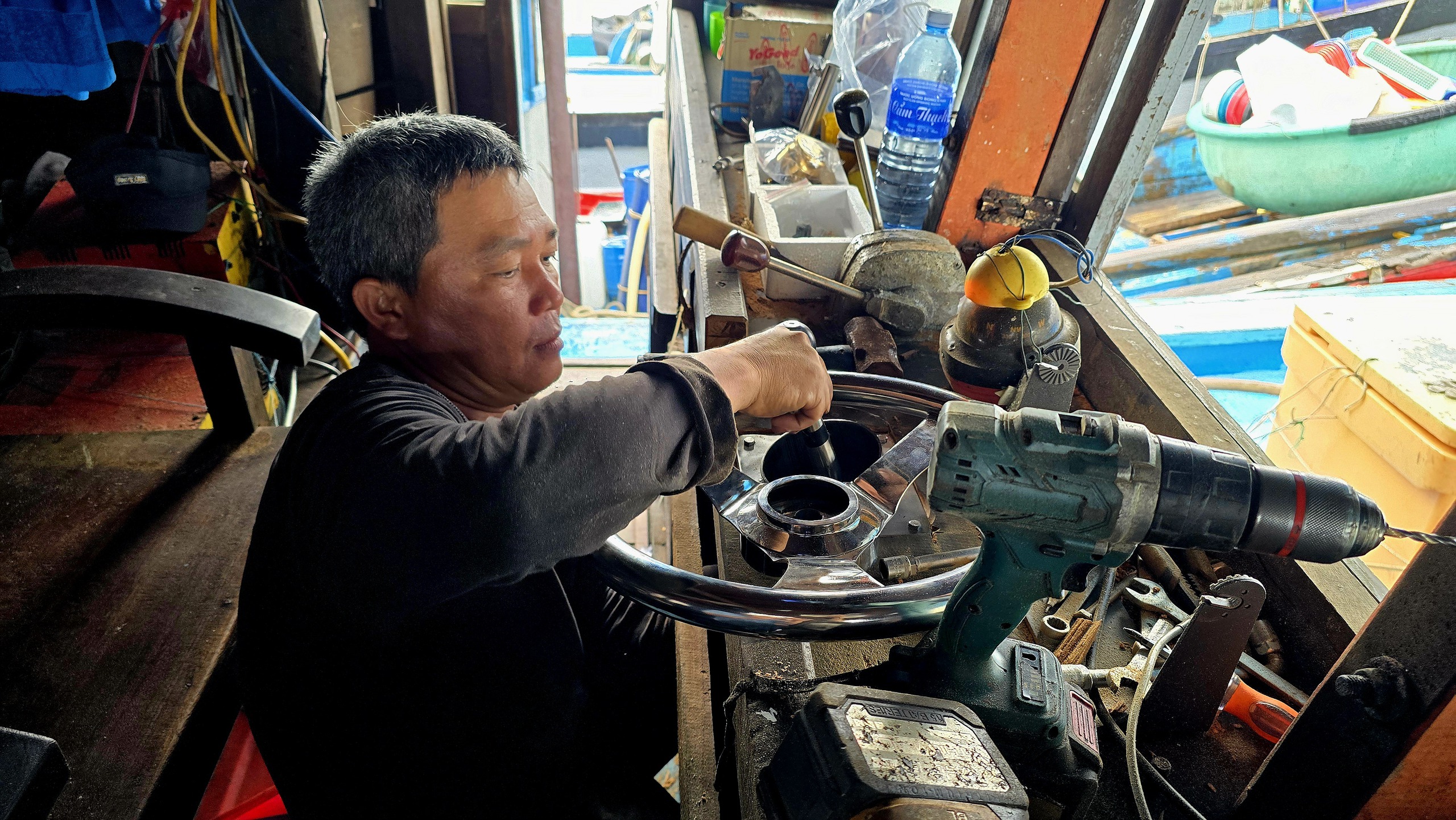 Gi&aacute; dầu &ldquo;nhảy m&uacute;a&rdquo;, ngư d&acirc;n Đ&agrave; Nẵng c&acirc;n nhắc l&ecirc;n đời c&ocirc;ng nghệ - Ảnh 4.