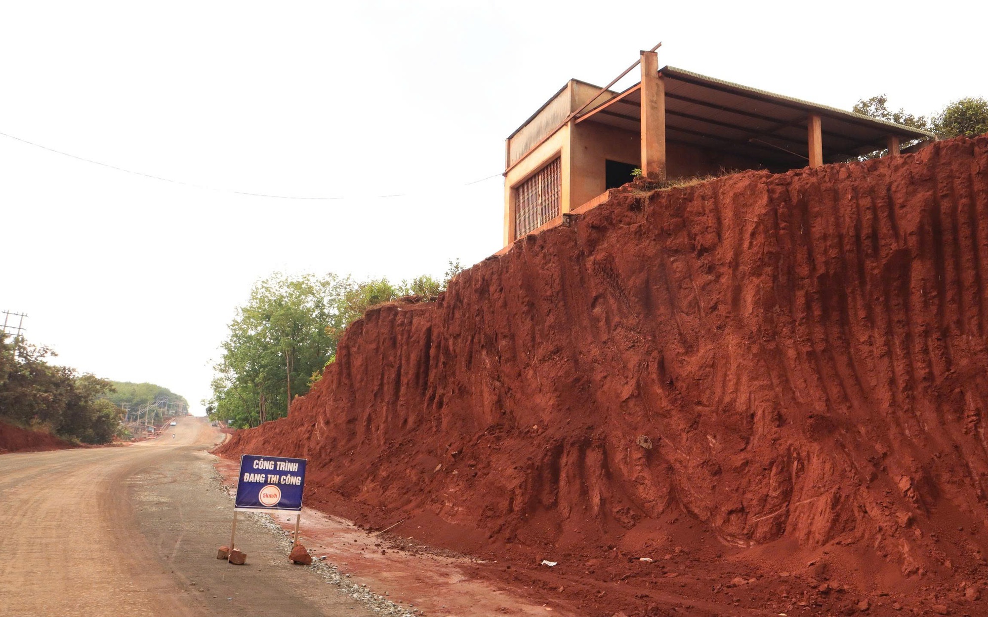 Vụ nh&agrave; cheo leo b&ecirc;n m&eacute;p vực ở Đồng Nai: C&ocirc;ng an v&agrave;o cuộc điều tra năm 2026 - Ảnh 2.