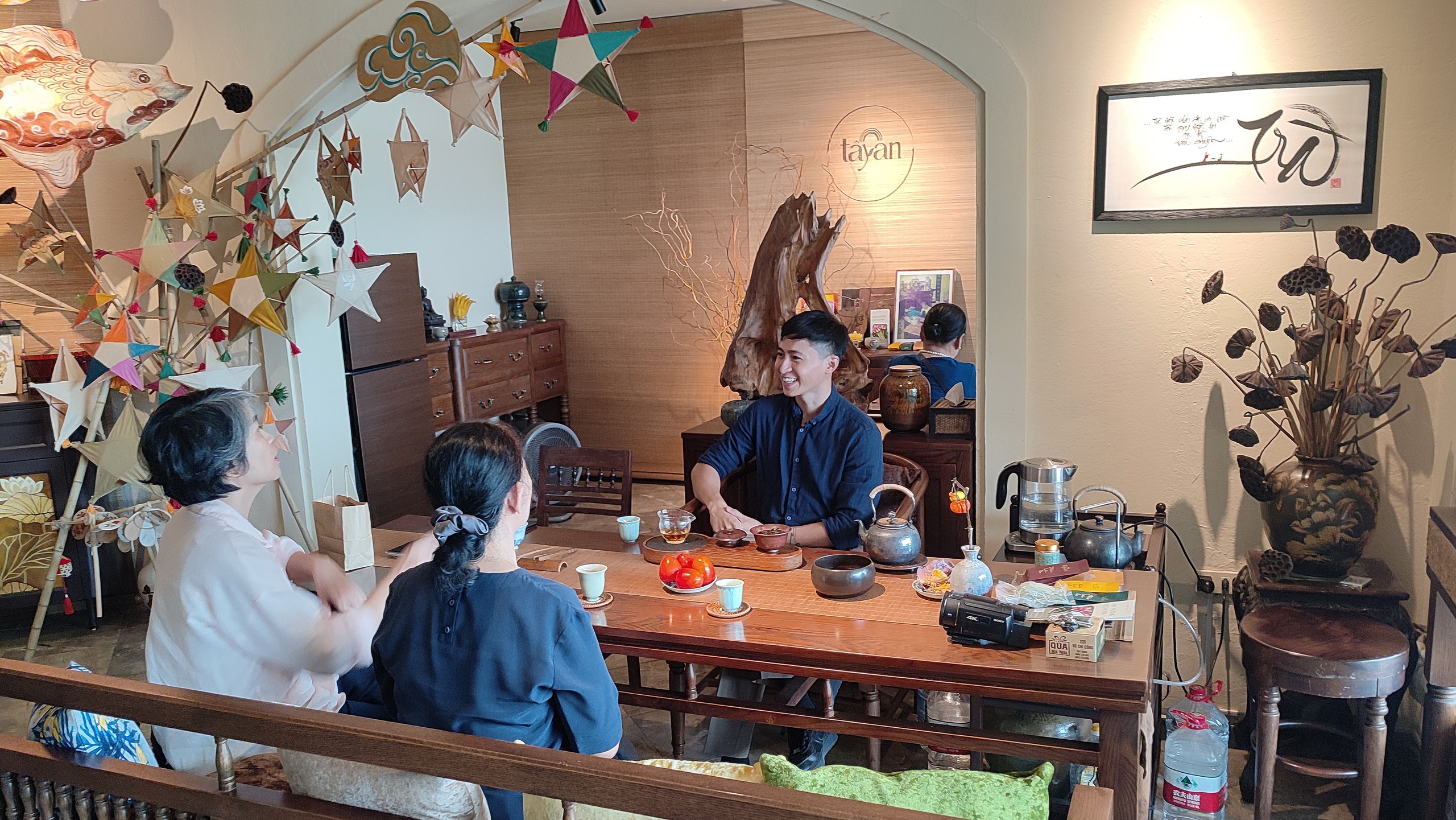 Năm đời tiếp nối, đem t&igrave;nh tr&agrave; non cao ủ giữa sen hồng - Ảnh 8.