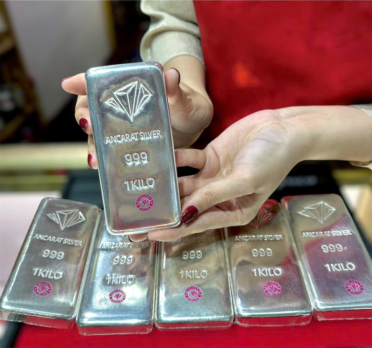 Giá bạc hôm nay 9-3: Giảm mạnh cùng với vàng khi giá dầu thô vượt 110 USD/thùng - Ảnh 1.