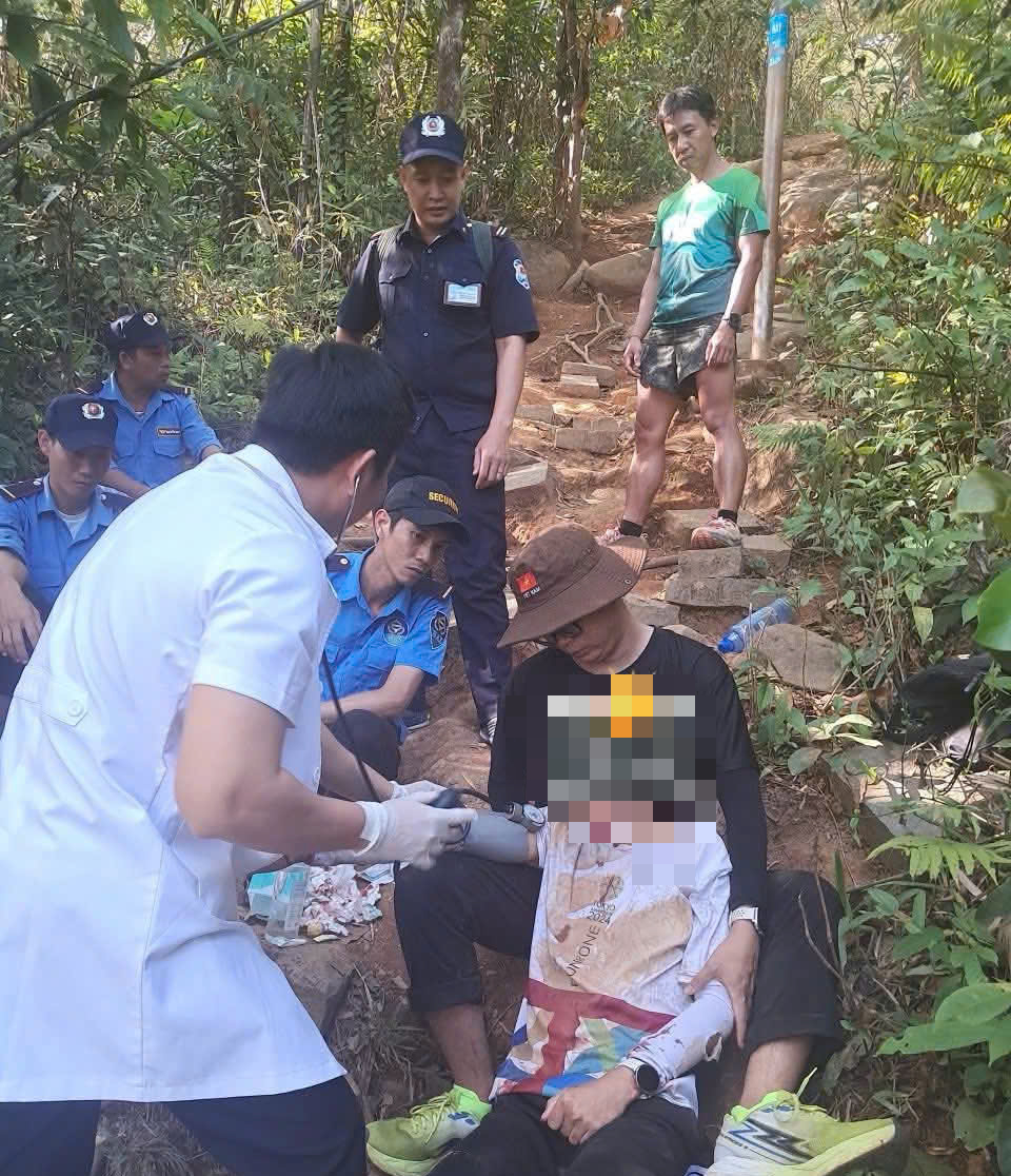 Kịp thời cứu nạn du khách gãy xương đòn khi leo núi Bà Đen - Ảnh 1.