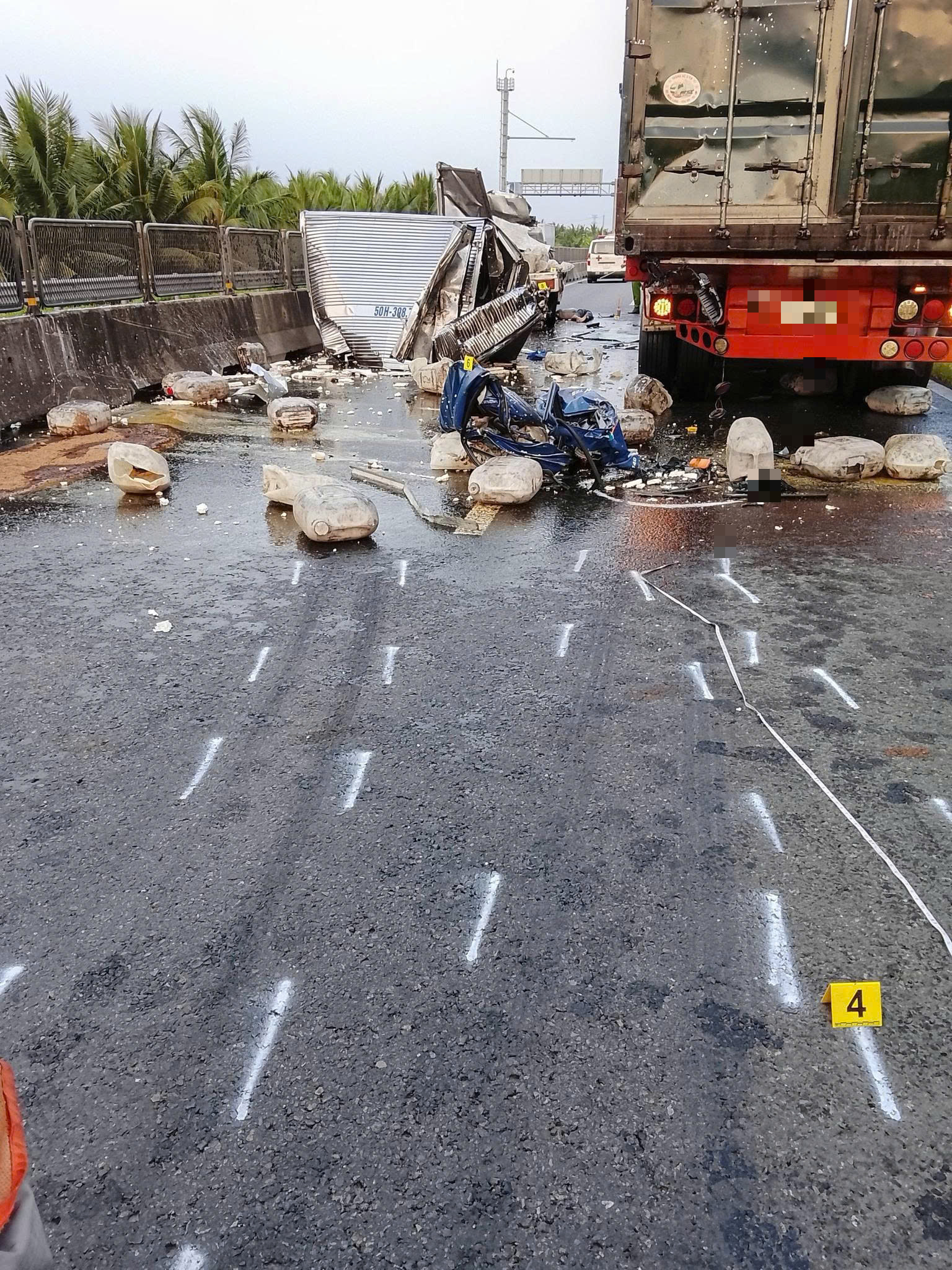 Tai nạn nghiêm trọng trên cao tốc Trung Lương - Mỹ Thuận , phụ xế tử vong - Ảnh 2.