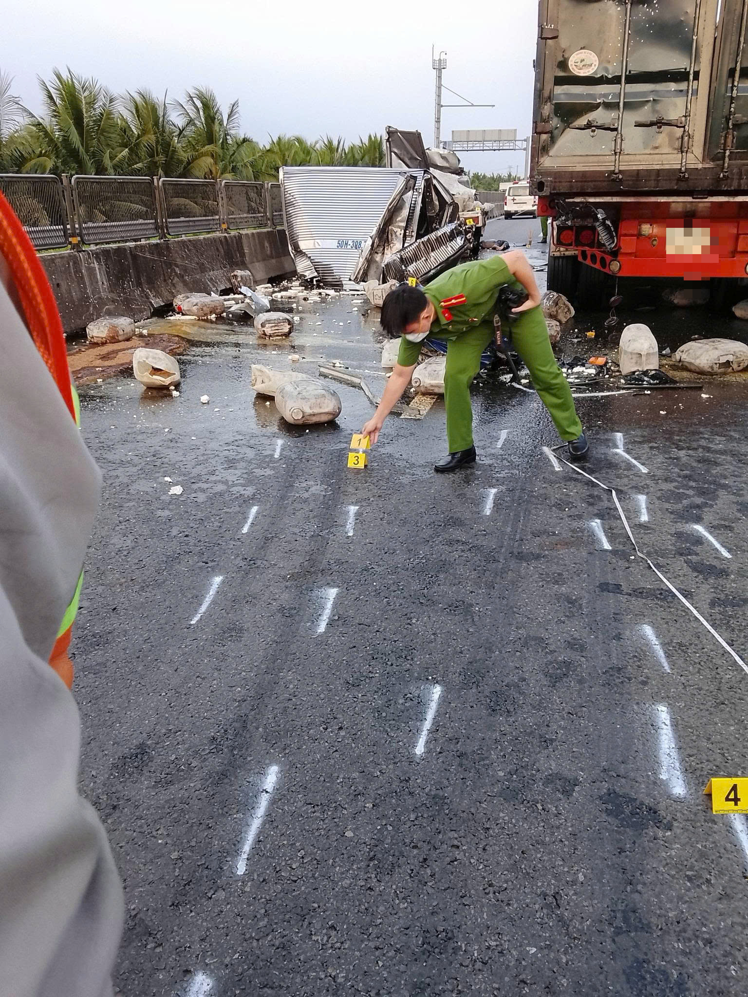 Tai nạn nghiêm trọng trên cao tốc Trung Lương - Mỹ Thuận , phụ xế tử vong - Ảnh 1.