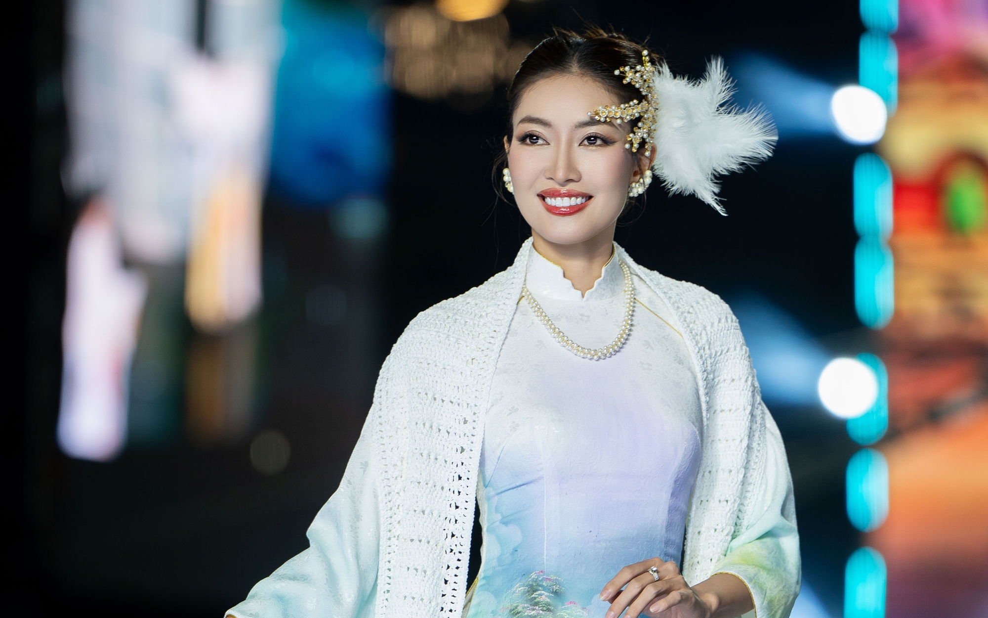 Đ&agrave;m Vĩnh Hưng v&agrave; con trai diễn &aacute;o d&agrave;i Việt H&ugrave;ng  - Ảnh 2.