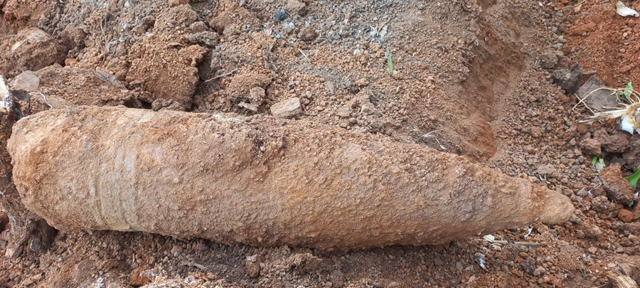 Đào móng xây hàng rào, người dân Gia Lai bất ngờ phát hiện 2 quả đạn cối - Ảnh 1.