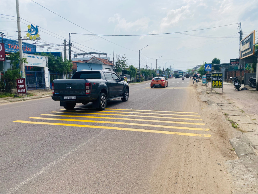 Bỏ biển tốc độ gây bức xúc, lắp gờ giảm tốc trên Quốc lộ 19 - Ảnh 1.