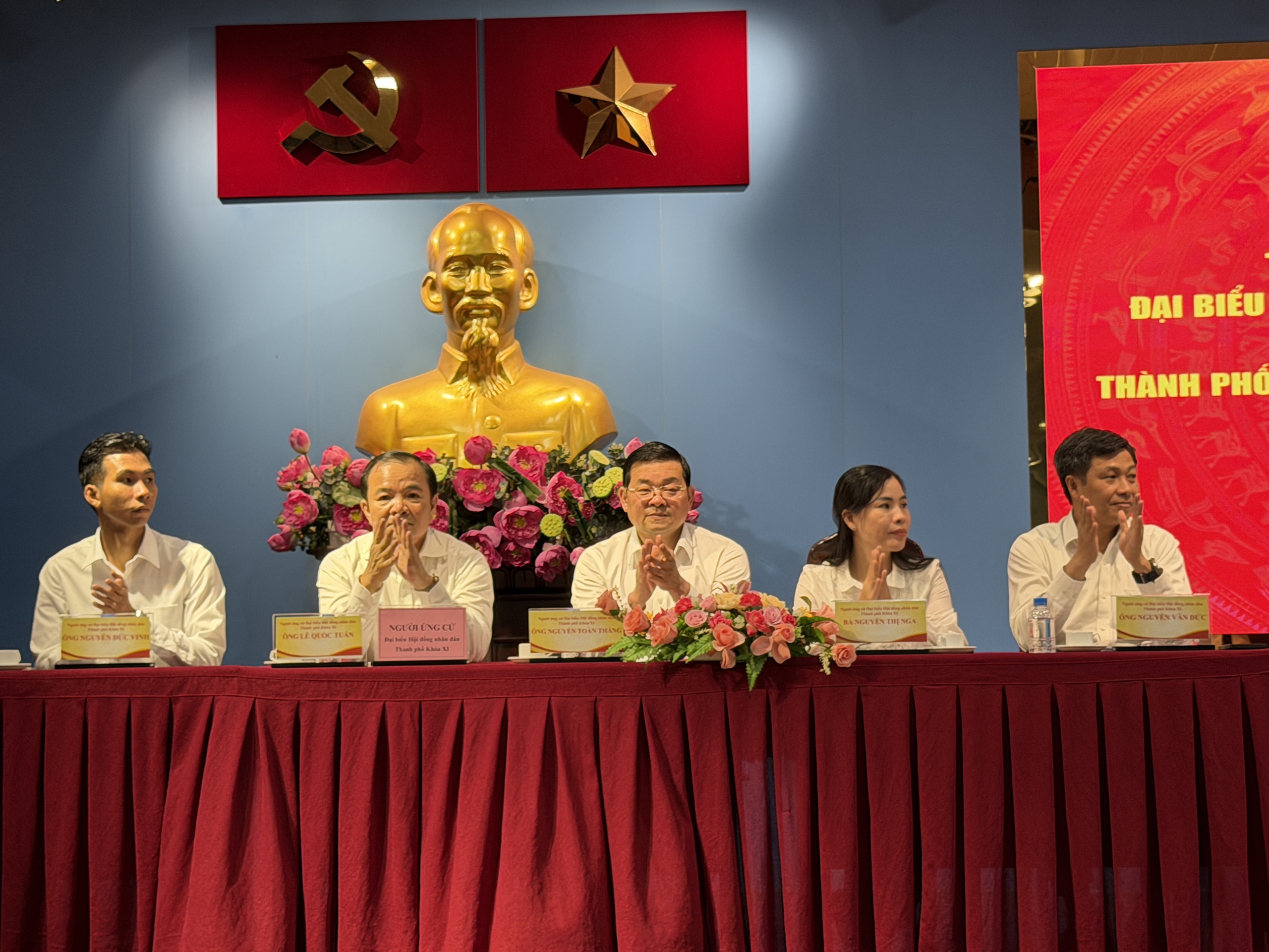 Cử tri ở TPHCM gây chú ý khi đề cập giá xăng dầu, giá gas đang leo thang - Ảnh 2.