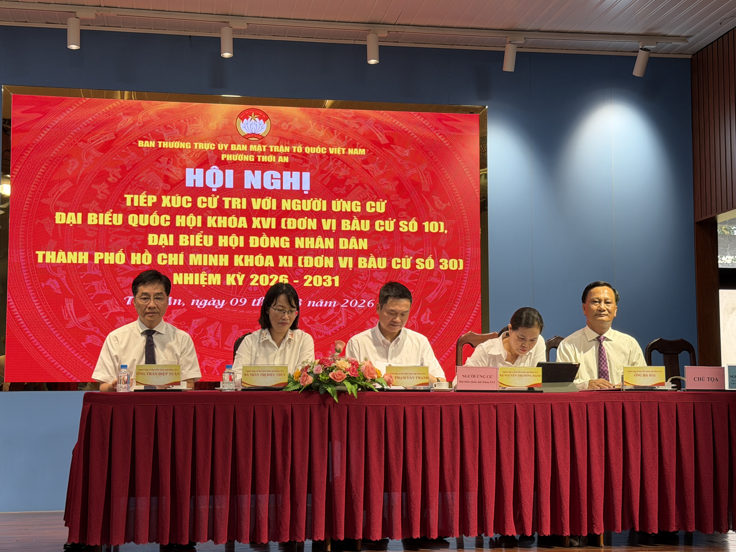 Cử tri ở TPHCM gây chú ý khi đề cập giá xăng dầu, giá gas đang leo thang - Ảnh 1.