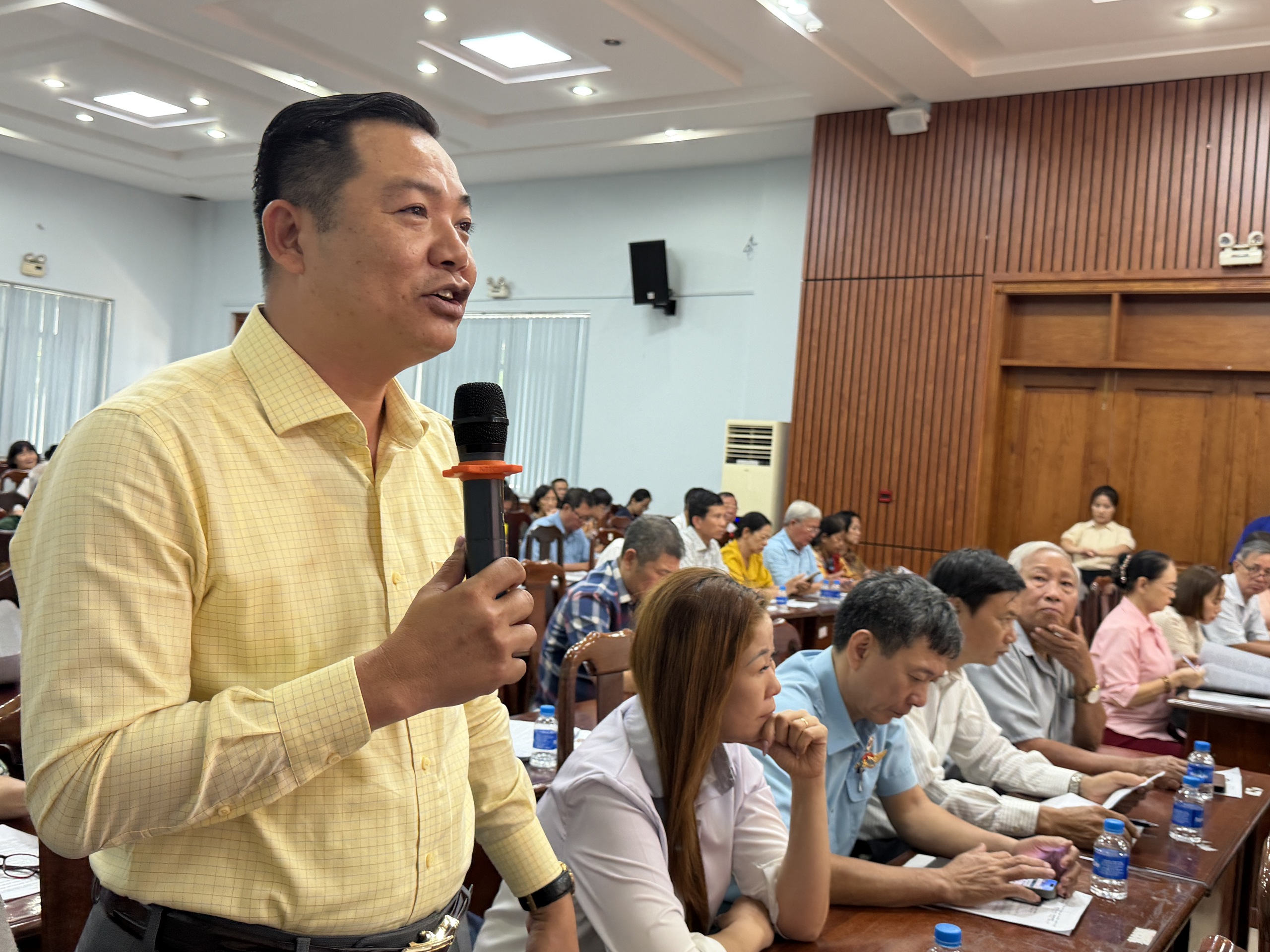 Cử tri ở TPHCM gây chú ý khi đề cập giá xăng dầu, giá gas đang leo thang - Ảnh 4.