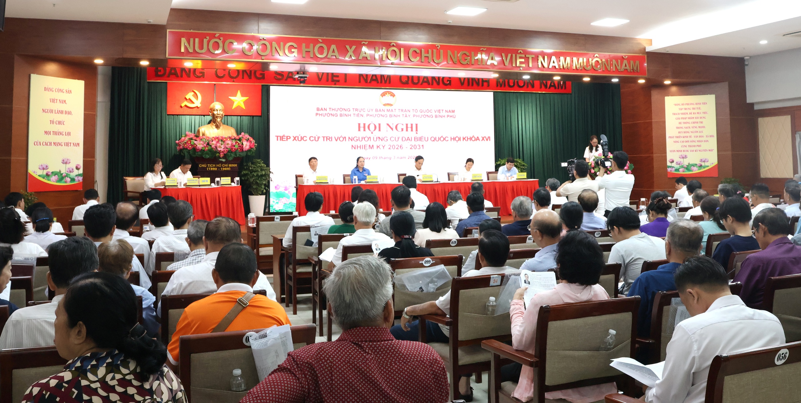 Bí thư Thành ủy TPHCM tiếp xúc cử tri 3 phường: Bình Tiên, Bình Tây, Bình Phú - Ảnh 1.