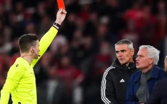 15 thẻ đỏ &ldquo;lố bịch&rdquo; trong sự nghiệp của HLV Mourinho - Ảnh 3.