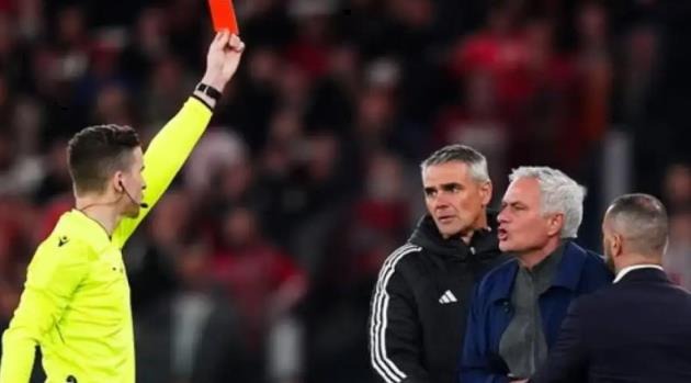 HLV Mourinho lĩnh thẻ đỏ, tố bị học trò cũ liên tục gọi “kẻ phản bội” - Ảnh 1. HLV Mourinho lĩnh thẻ đỏ, tố bị học trò cũ liên tục gọi “kẻ phản bội” - Ảnh 1.