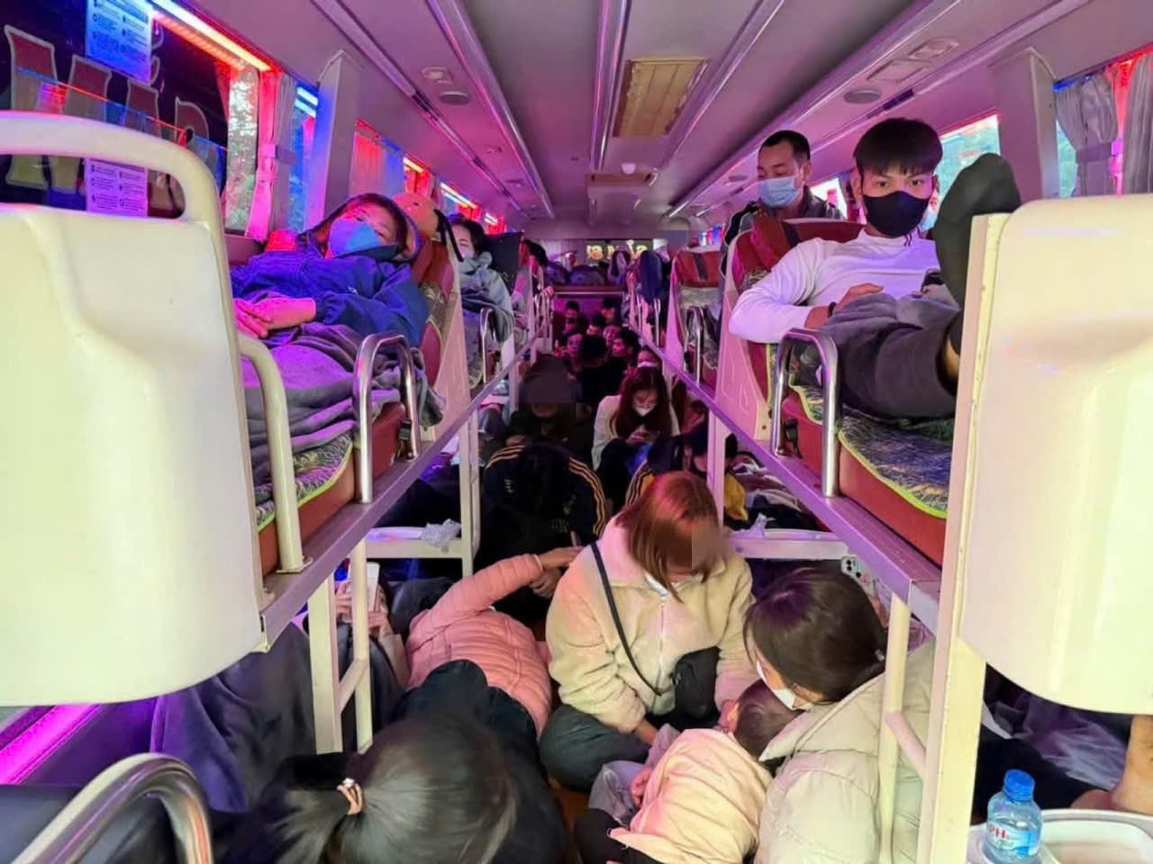 Xe khách 19 chỗ “nhồi nhét” 60 người bị phạt hơn 220 triệu đồng - Ảnh 2.