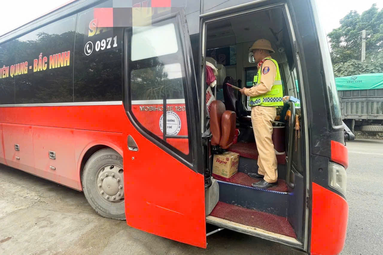 Xe khách 19 chỗ “nhồi nhét” 60 người bị phạt hơn 220 triệu đồng - Ảnh 1.