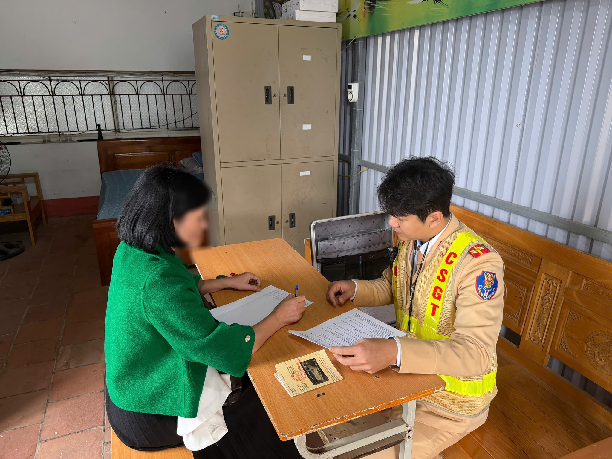 VIDEO: Nữ tài xế điều khiển ô tô tông văng cô gái đứng trên vỉa hè rồi bỏ chạy - Ảnh 1.