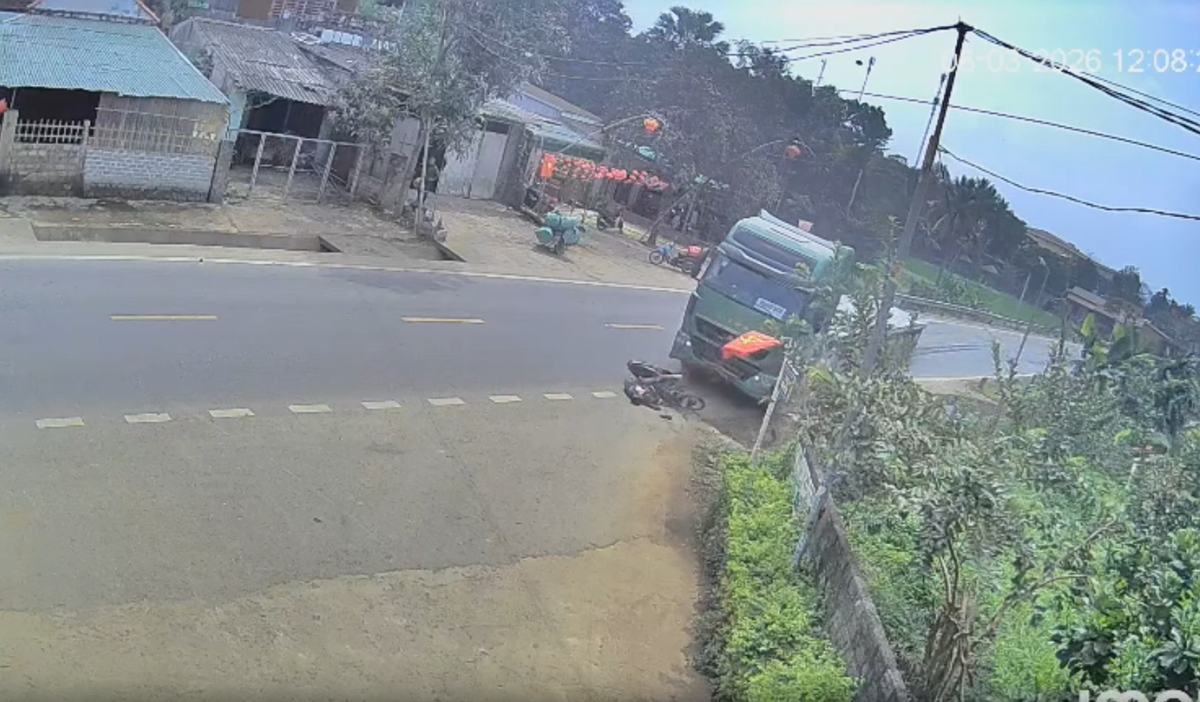 Xe đầu kéo đi lấn làn, tông tử vong người đi xe máy - Ảnh 1.