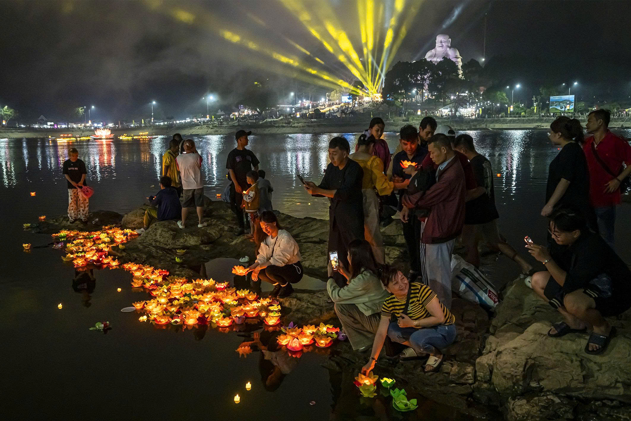 Lý do “Đà Lạt miền Tây” thu hút 25.000 khách du lịch tham gia lễ hội hoa đăng - Ảnh 17.