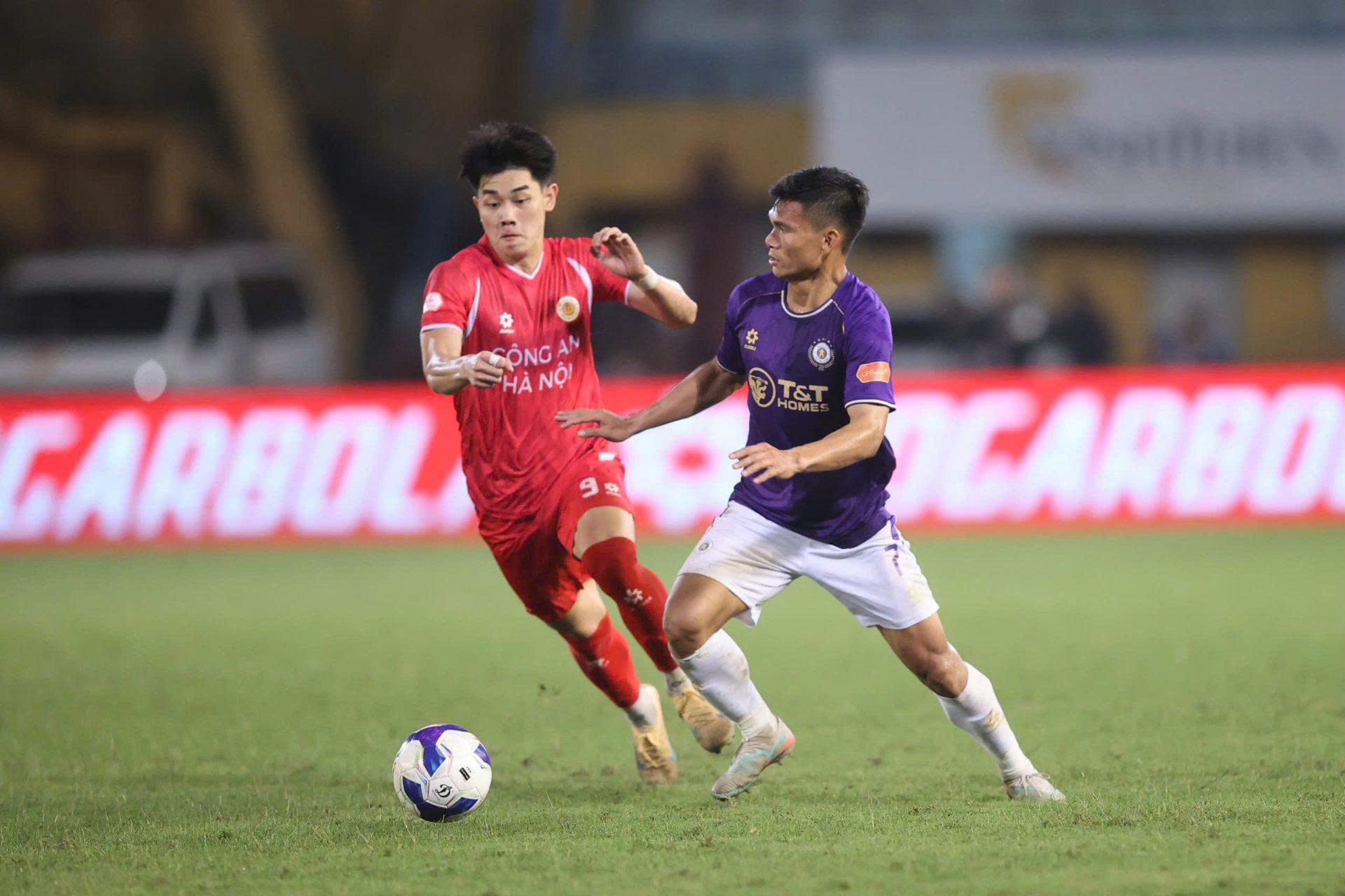 Vòng 15 V-League: CAHN thua trận đầu tiên, PVF-CAND rơi xuống cuối bảng - Ảnh 1.