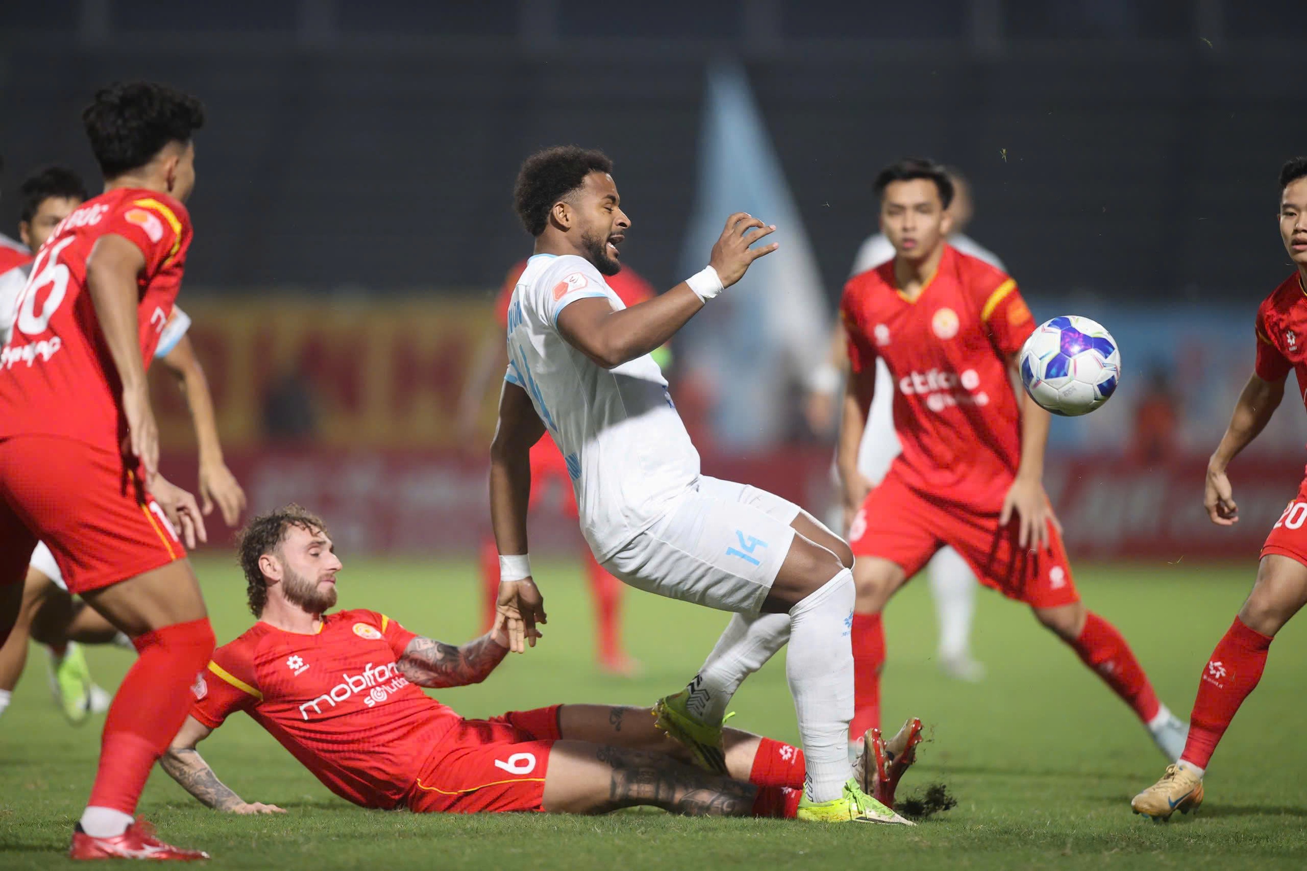 Vòng 15 V-League: CAHN thua trận đầu tiên, PVF-CAND rơi xuống cuối bảng - Ảnh 3.