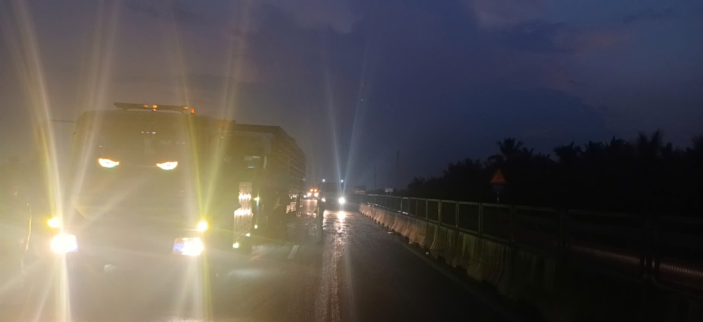 Tai nạn nghiêm trọng trên cao tốc Trung Lương - Mỹ Thuận , phụ xế tử vong - Ảnh 4.