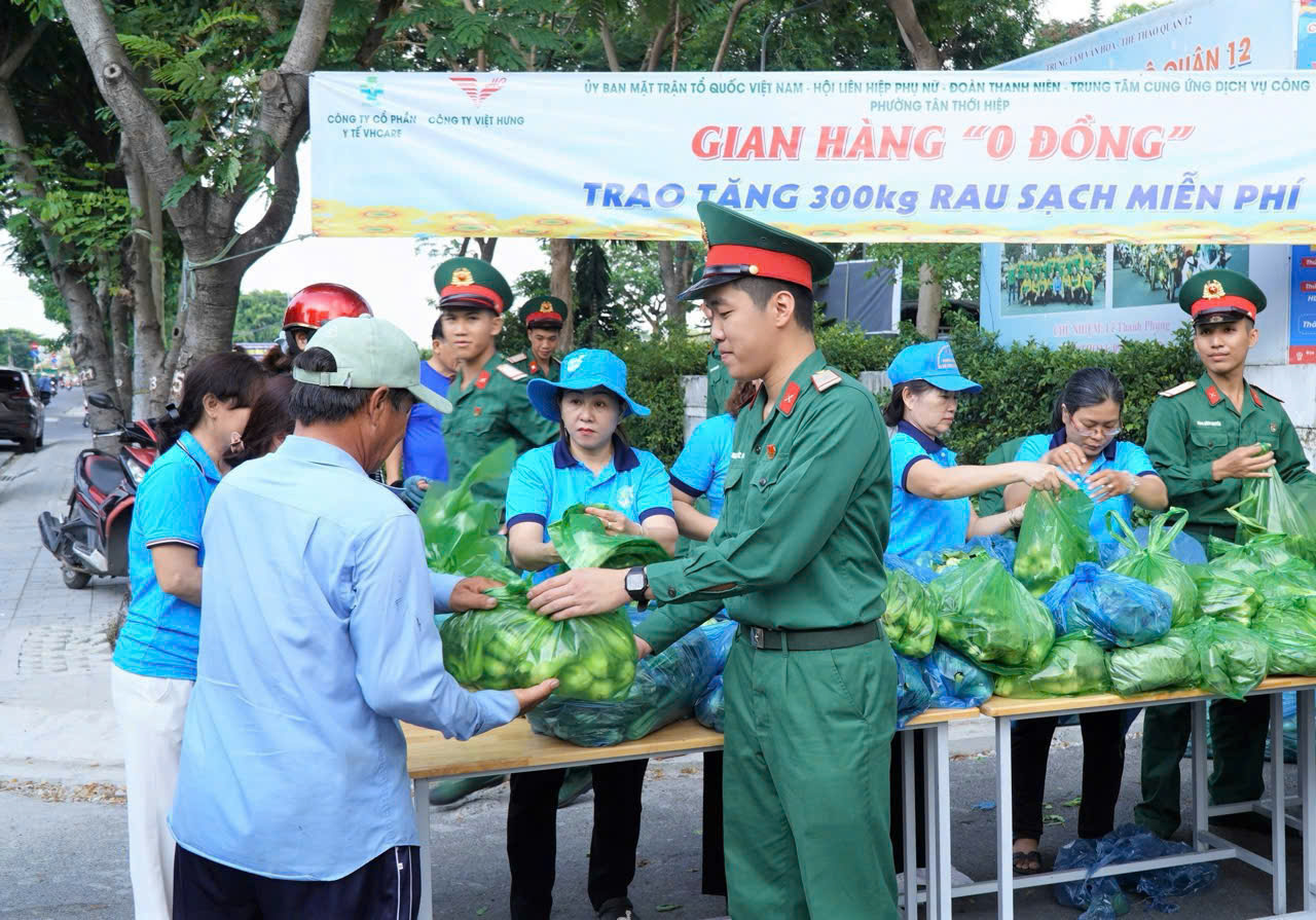 1,2 tấn rau "bộ đội" đến tay người d&acirc;n tại TPHCM - Ảnh 5.