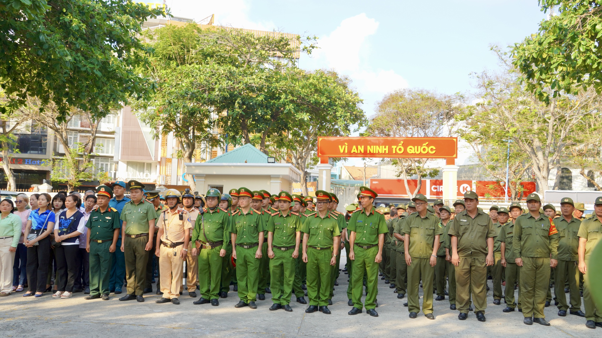 Công an phường Vũng Tàu ra quân đảm bảo trật tự đô thị năm 2026 - Ảnh 1. Công an phường Vũng Tàu ra quân đảm bảo trật tự đô thị năm 2026 - Ảnh 1.