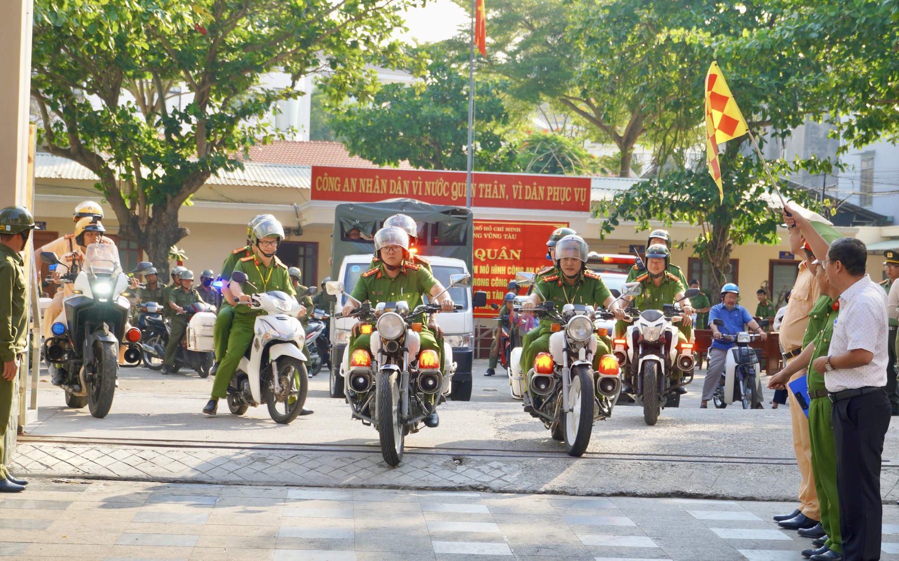 TPHCM th&iacute; điểm C&ocirc;ng an cấp x&atilde; đảm bảo về trật tự đ&ocirc; thị đến nay ra sao? - Ảnh 2.