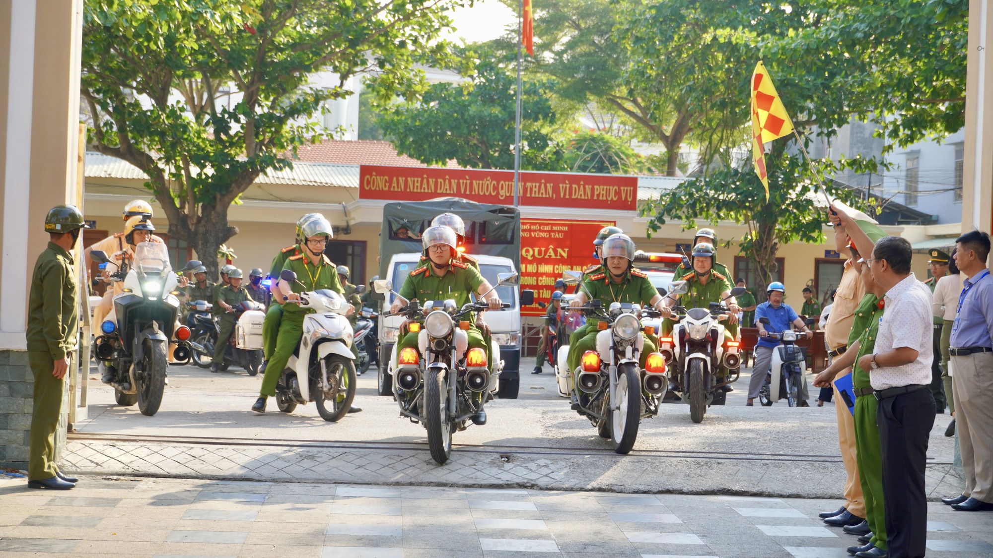 Công an phường Vũng Tàu ra quân đảm bảo trật tự đô thị năm 2026 - Ảnh 5. Công an phường Vũng Tàu ra quân đảm bảo trật tự đô thị năm 2026 - Ảnh 5.