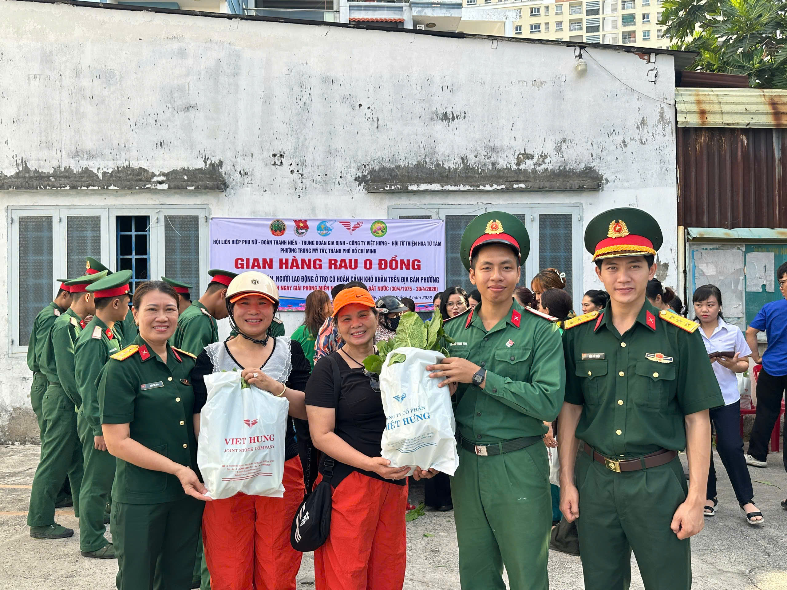 1,2 tấn rau "bộ đội" đến tay người d&acirc;n tại TPHCM - Ảnh 3.