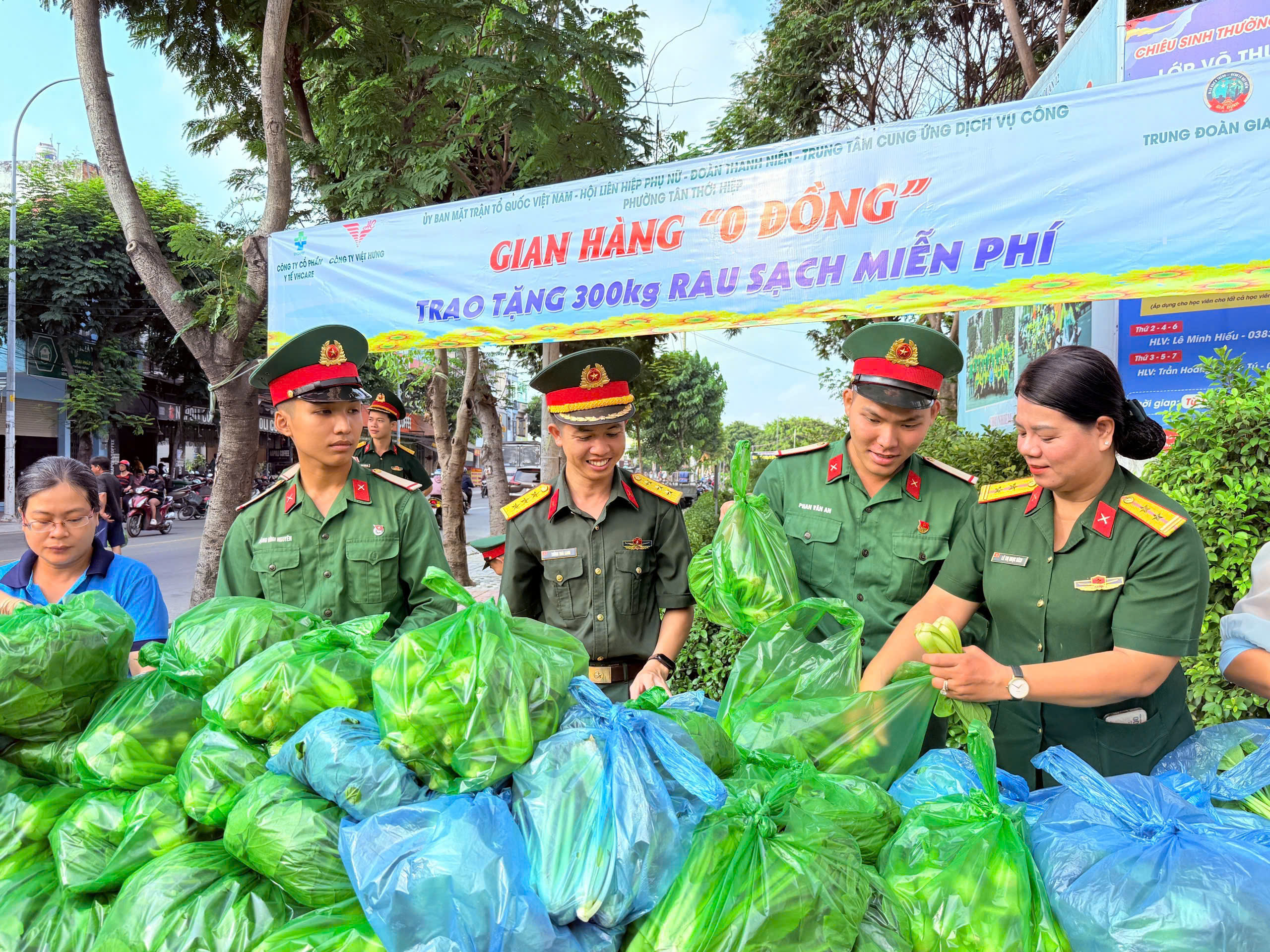 1,2 tấn rau "bộ đội" đến tay người d&acirc;n tại TPHCM - Ảnh 2.
