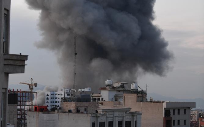 Mỹ tuy&ecirc;n bố Iran đề nghị ngừng bắn trong khi Tehran cam kết tiếp tục đối đầu - Ảnh 2.