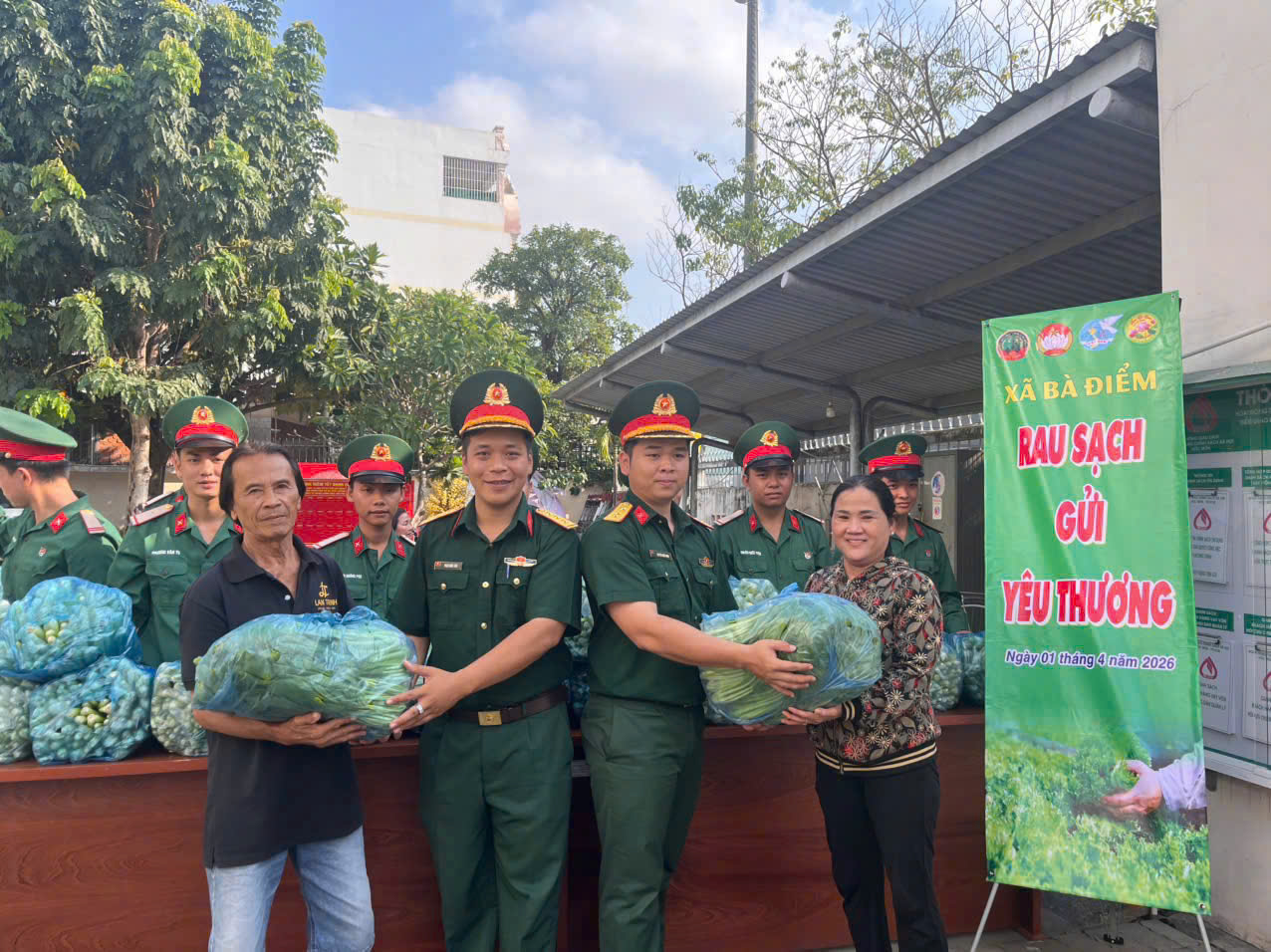1,2 tấn rau "bộ đội" đến tay người d&acirc;n tại TPHCM - Ảnh 4.