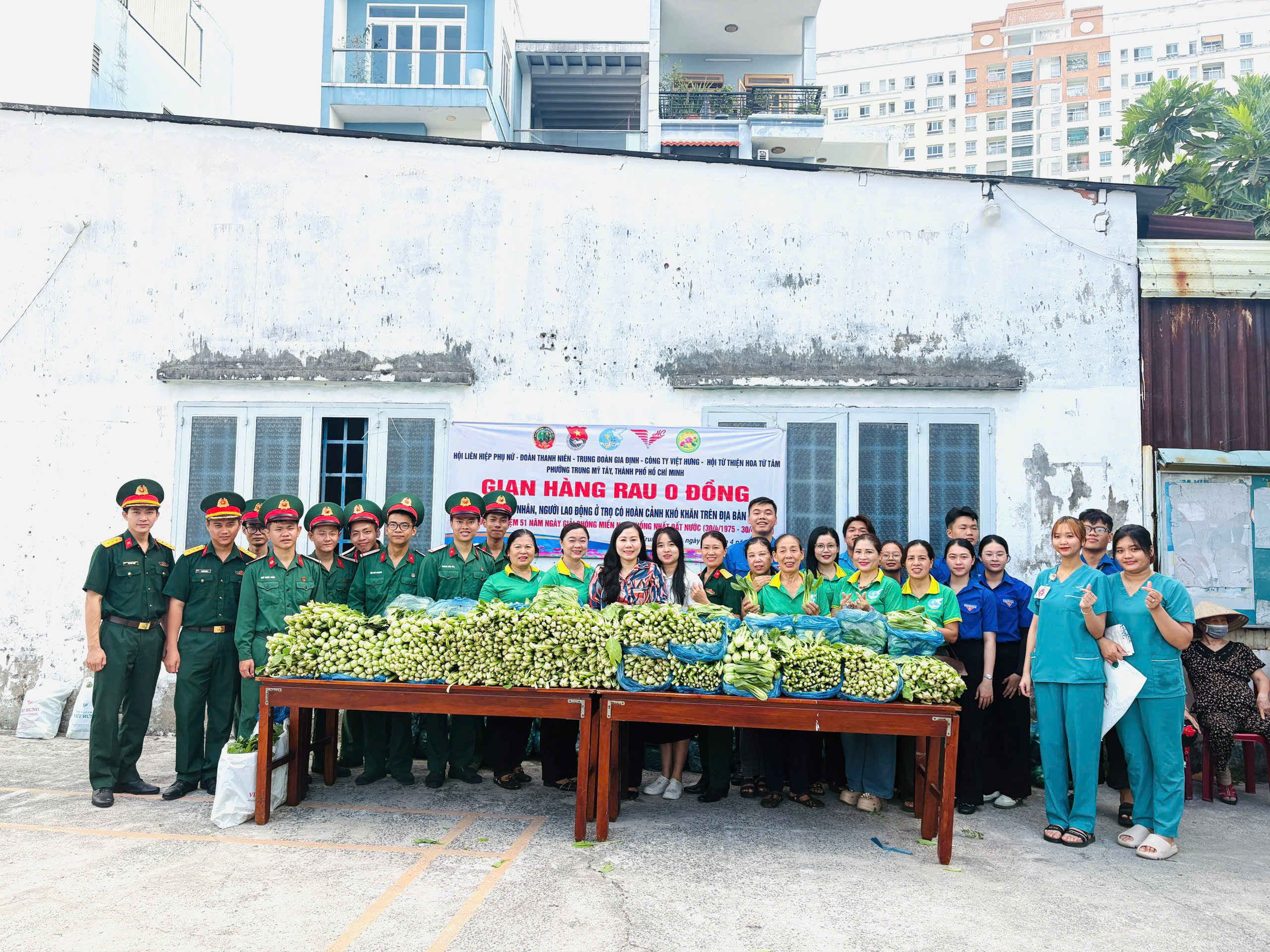 1,2 tấn rau "bộ đội" đến tay người d&acirc;n tại TPHCM - Ảnh 6.