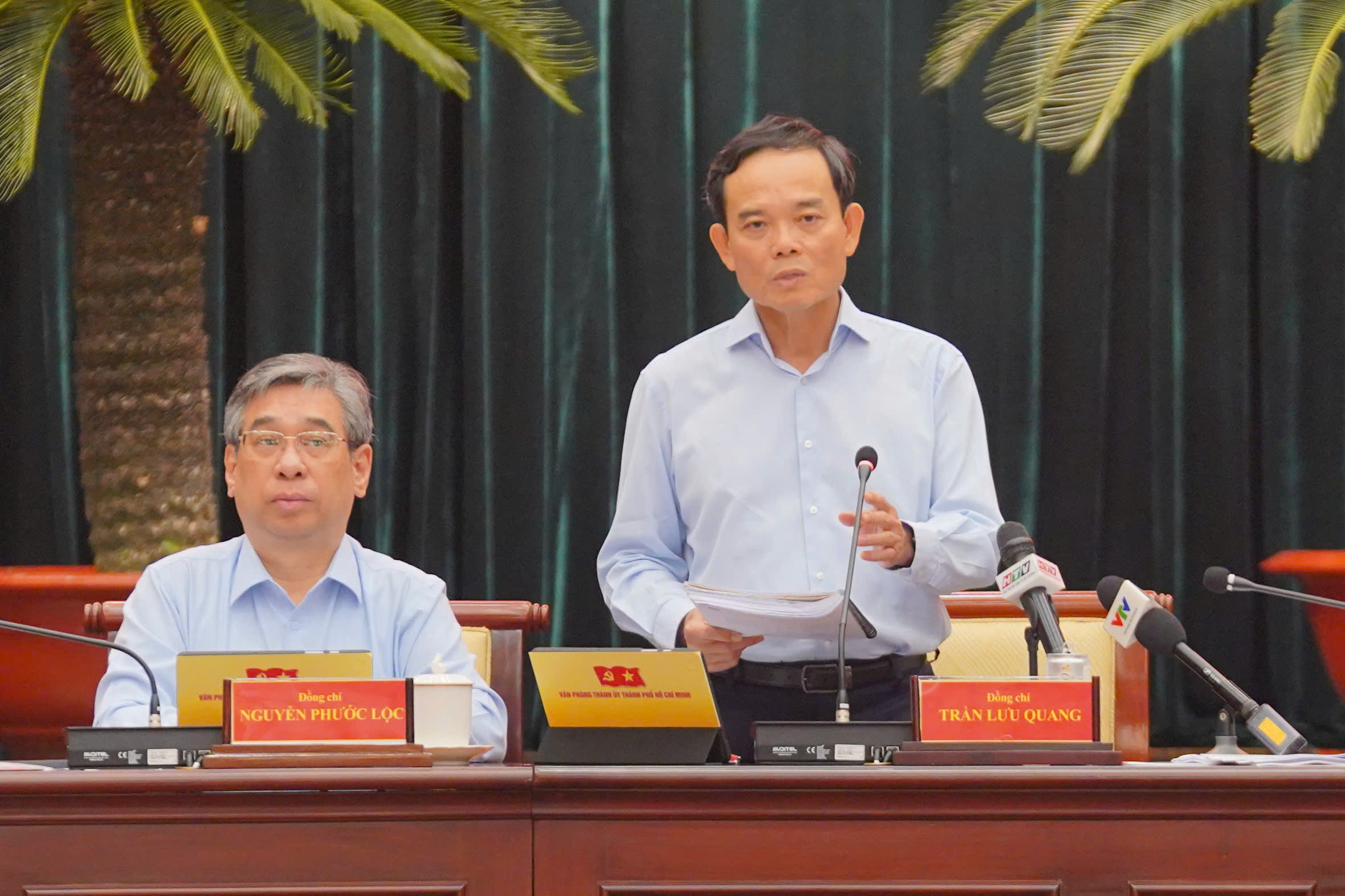 B&iacute; thư th&agrave;nh ủy TPHCM Trần Lưu Quang c&ocirc;ng bố miễn ph&iacute; xe bu&yacute;t v&agrave; hạ tầng cửa khẩu - Ảnh 4.