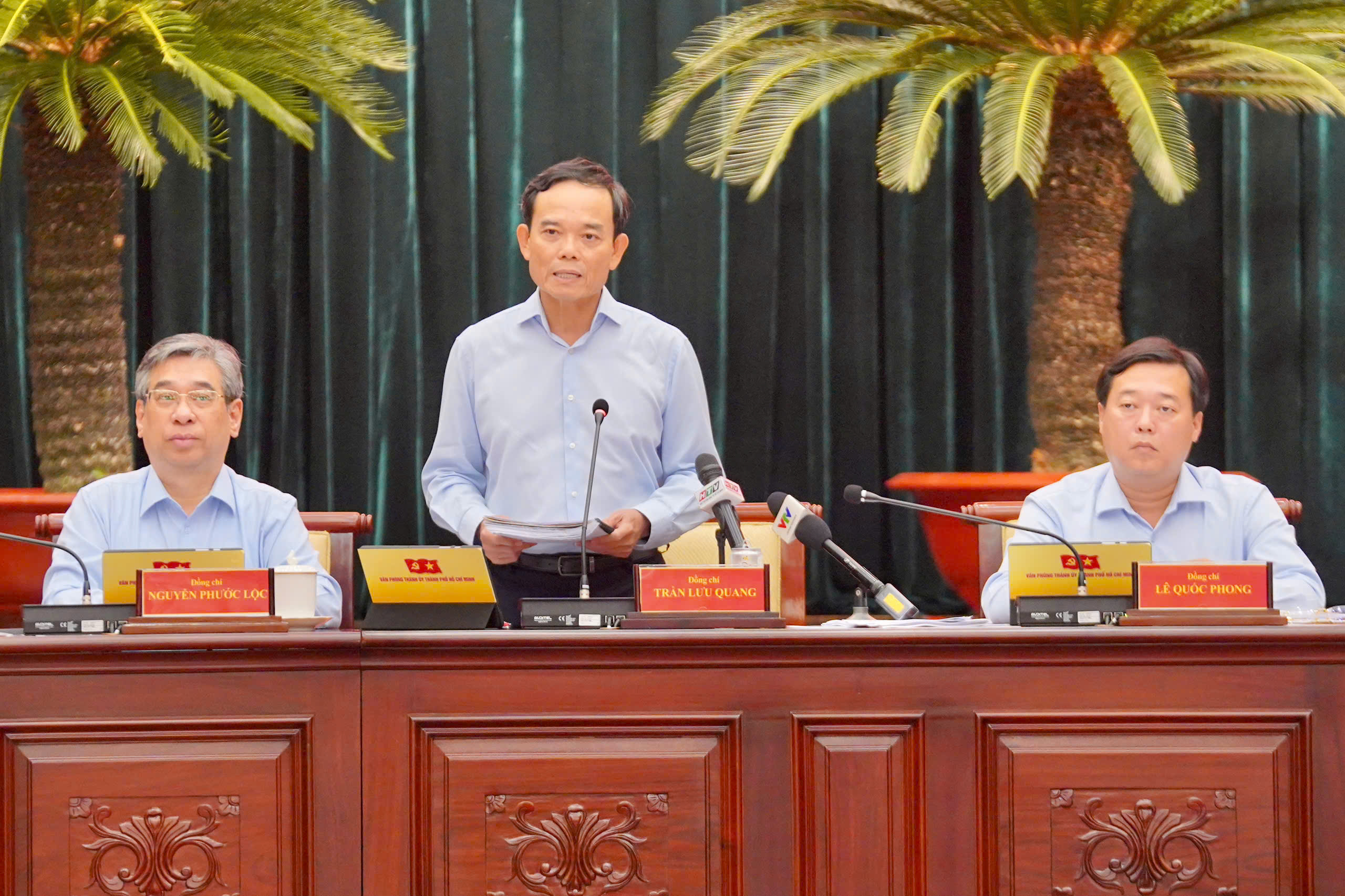 B&iacute; thư th&agrave;nh ủy TPHCM Trần Lưu Quang c&ocirc;ng bố miễn ph&iacute; xe bu&yacute;t v&agrave; hạ tầng cửa khẩu - Ảnh 1.