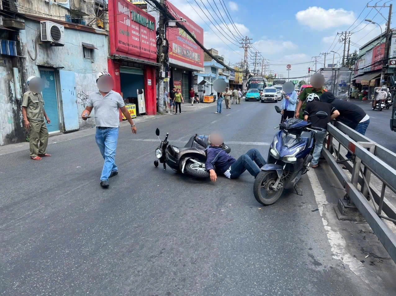 Công an TPHCM khởi tố 2 người đánh nhau sau quẹt xe trên đường Trường Chinh - Ảnh 4.