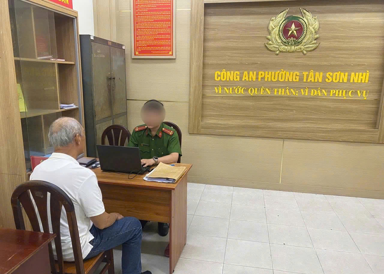 Công an TPHCM khởi tố 2 người đánh nhau sau quẹt xe trên đường Trường Chinh - Ảnh 2.