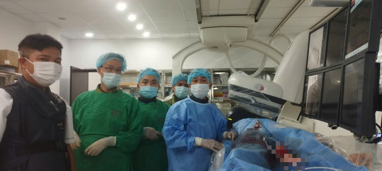 4 giờ căng não lấy dị vật trong tim bệnh nhân 35 tuổi - Ảnh 1.