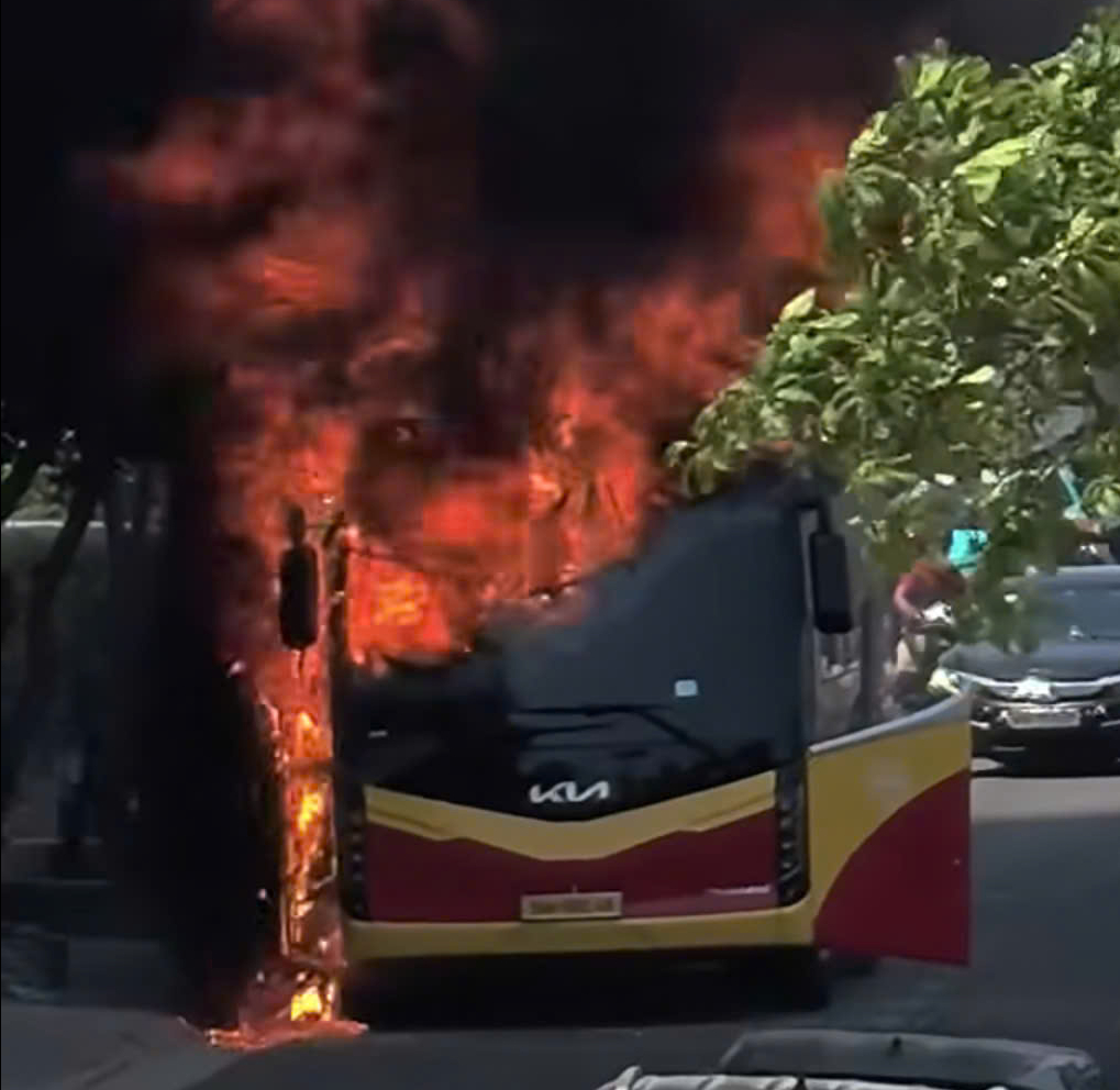 Clip: Cháy xe khách dữ dội gần Mường Thanh Khánh Hòa - Ảnh 1.