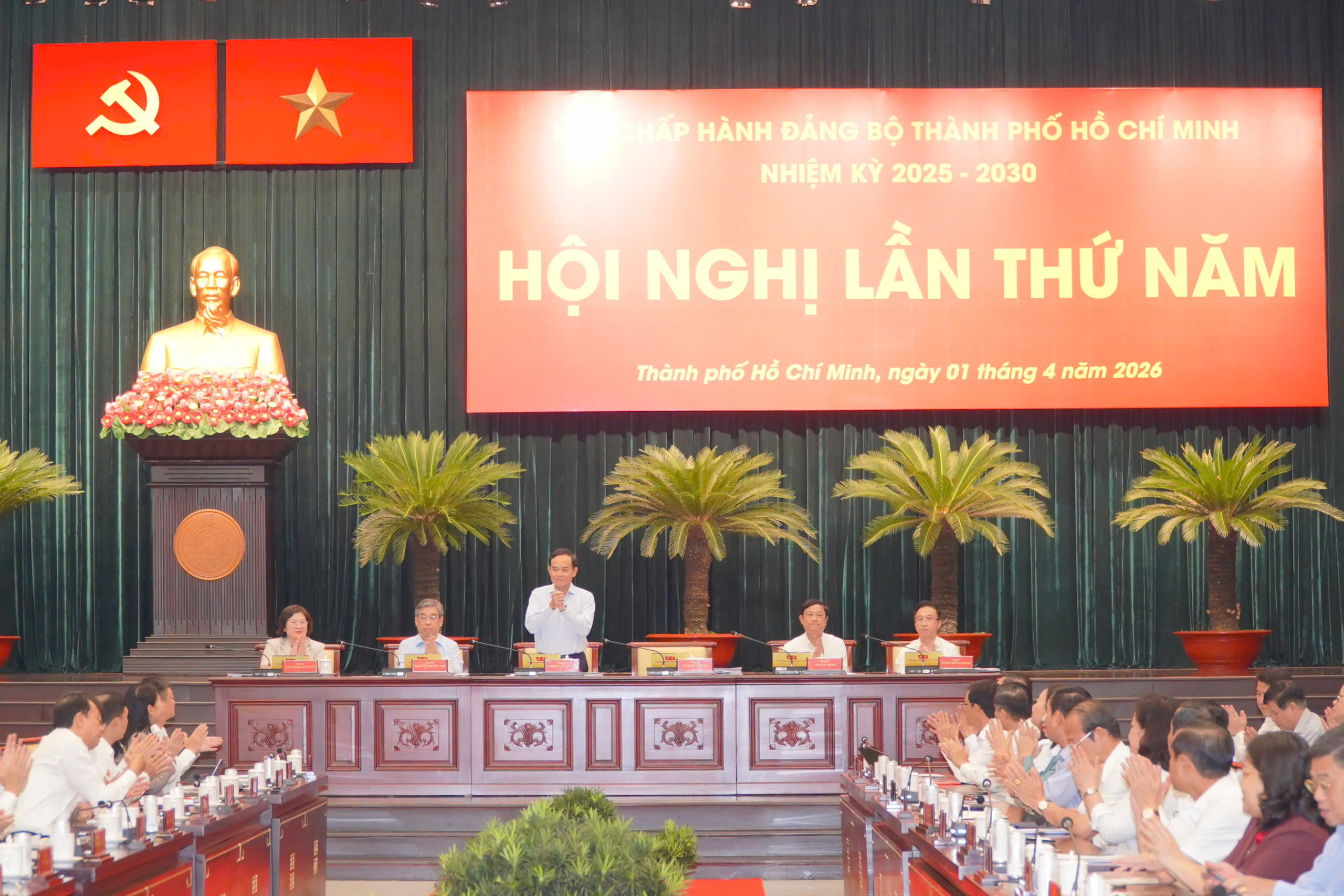 Hội nghị Thành ủy TPHCM bàn nhiều nội dung quan trọng - Ảnh 3.