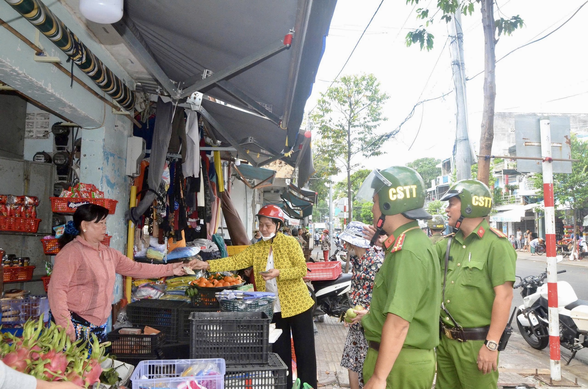 Công an phường Vũng Tàu ra quân đảm bảo trật tự đô thị năm 2026 - Ảnh 8. Công an phường Vũng Tàu ra quân đảm bảo trật tự đô thị năm 2026 - Ảnh 8.