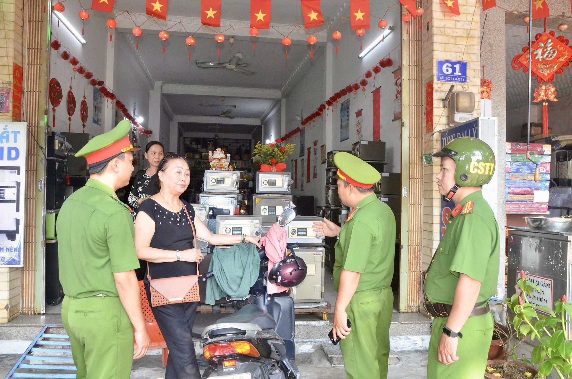 Công an phường Vũng Tàu ra quân đảm bảo trật tự đô thị năm 2026 - Ảnh 6. Công an phường Vũng Tàu ra quân đảm bảo trật tự đô thị năm 2026 - Ảnh 6.