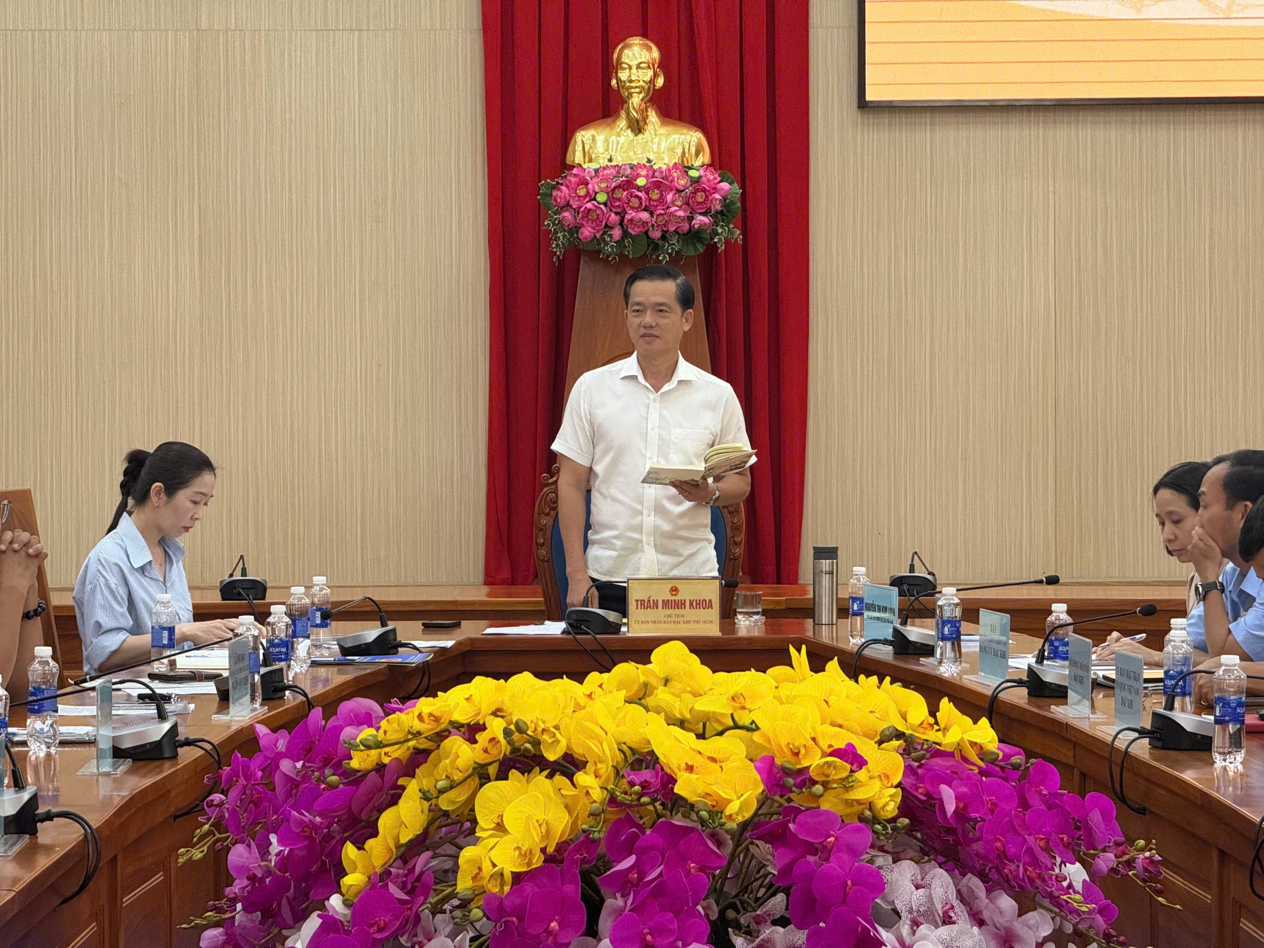 Chủ tịch đặc khu Phú Quốc khẳng định Chợ đêm không bị dẹp bỏ năm 2026 - Ảnh 1.