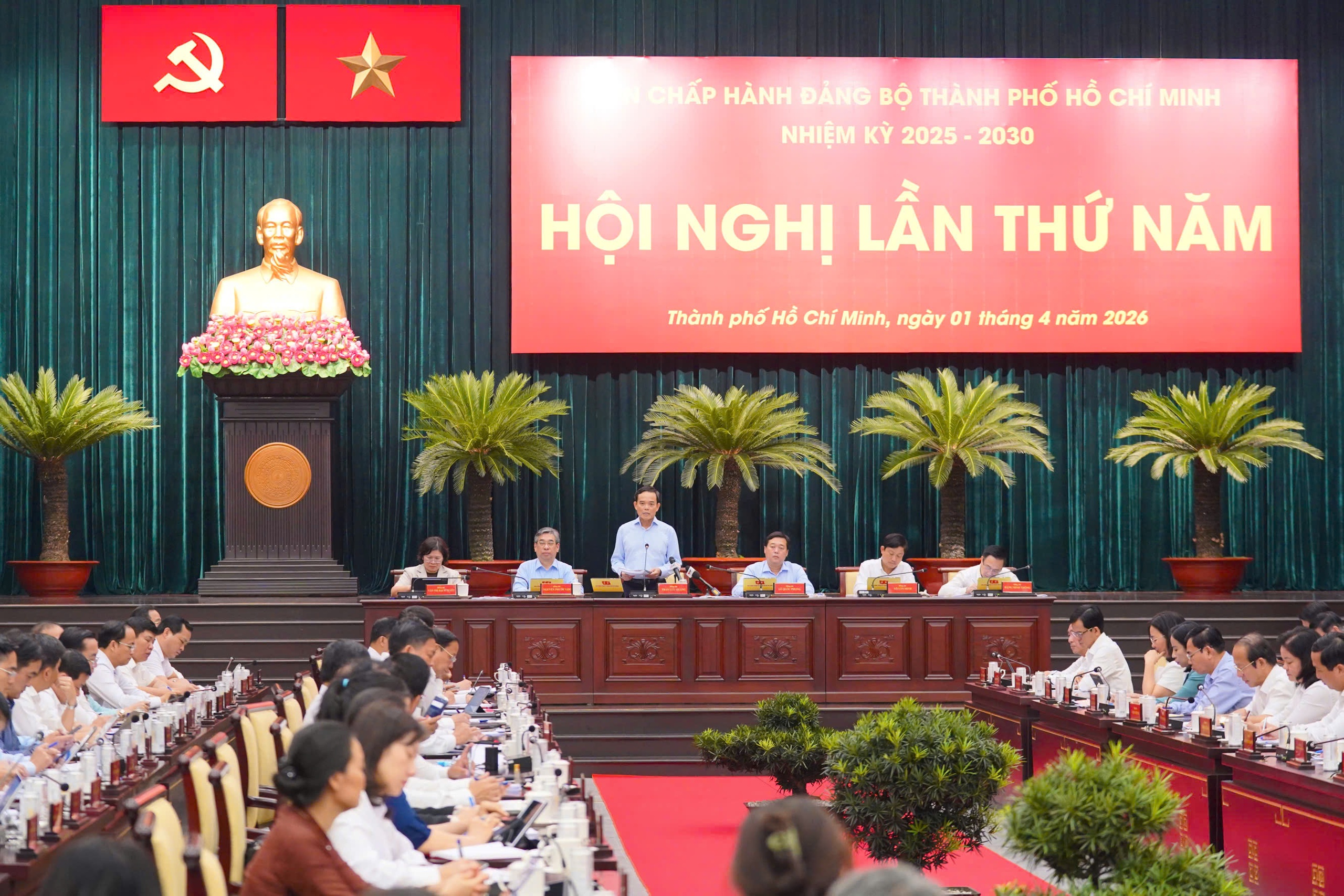 B&iacute; thư th&agrave;nh ủy TPHCM Trần Lưu Quang c&ocirc;ng bố miễn ph&iacute; xe bu&yacute;t v&agrave; hạ tầng cửa khẩu - Ảnh 2.