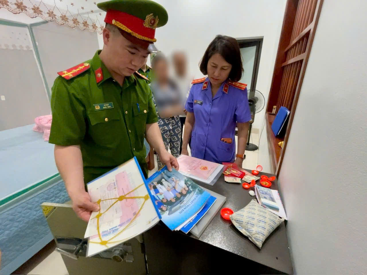 Cận cảnh khám xét, bắt giữ nhiều cán bộ liên quan đến nhóm “xã hội đen” núp bóng doanh nghiệp - Ảnh 6.