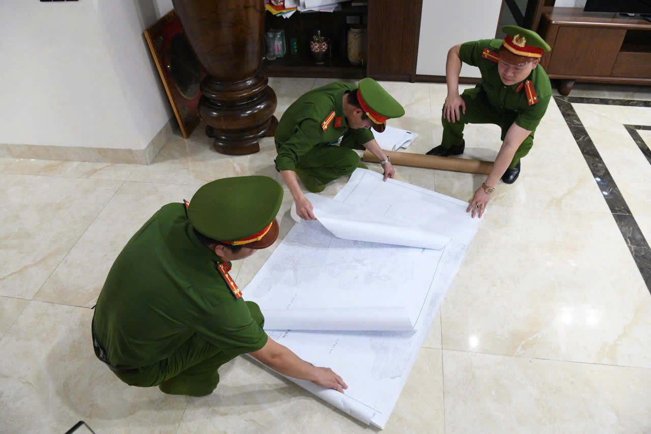 Cận cảnh khám xét, bắt giữ nhiều cán bộ liên quan đến nhóm “xã hội đen” núp bóng doanh nghiệp - Ảnh 4.