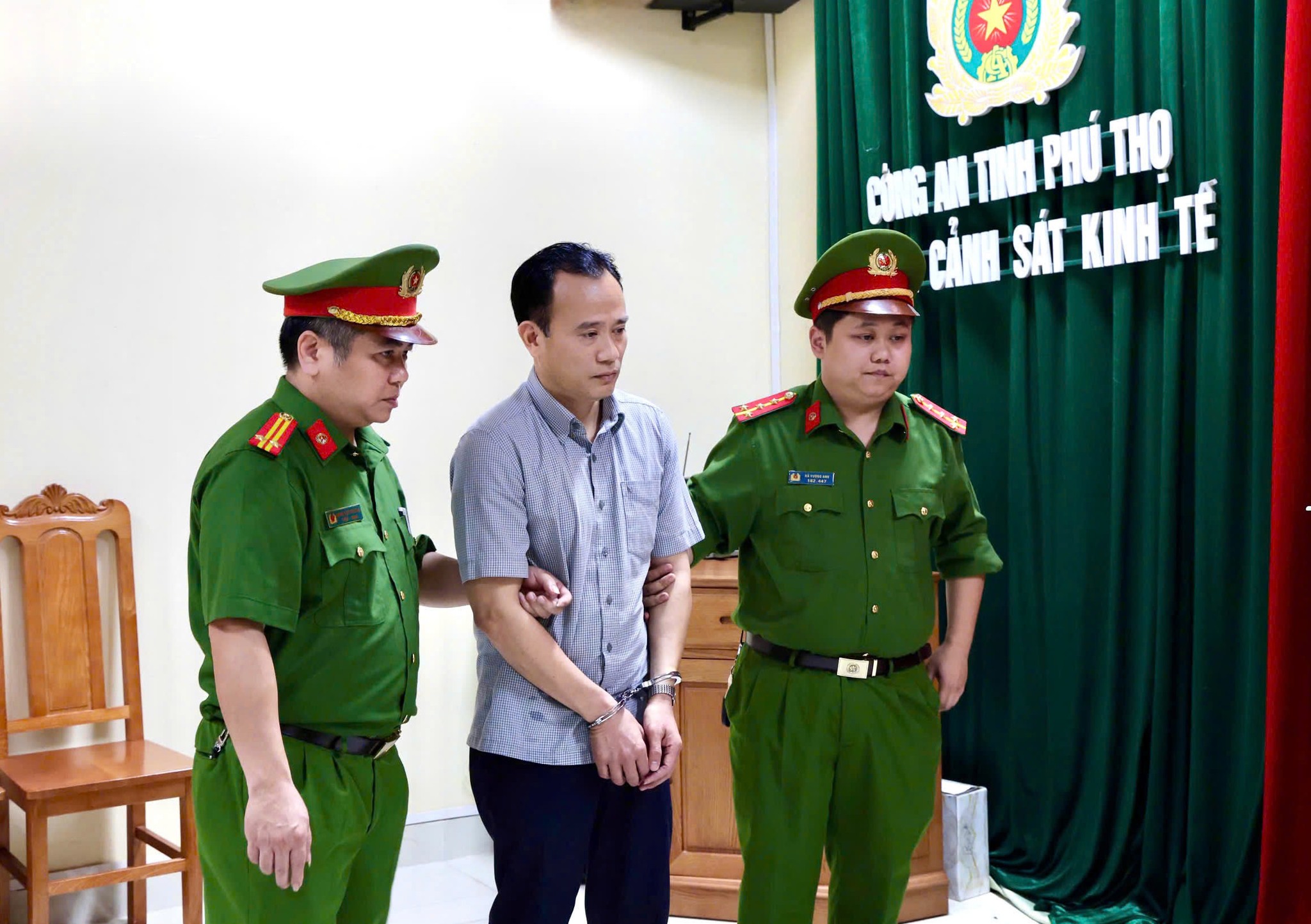 Cận cảnh khám xét, bắt giữ nhiều cán bộ liên quan đến nhóm “xã hội đen” núp bóng doanh nghiệp - Ảnh 1.