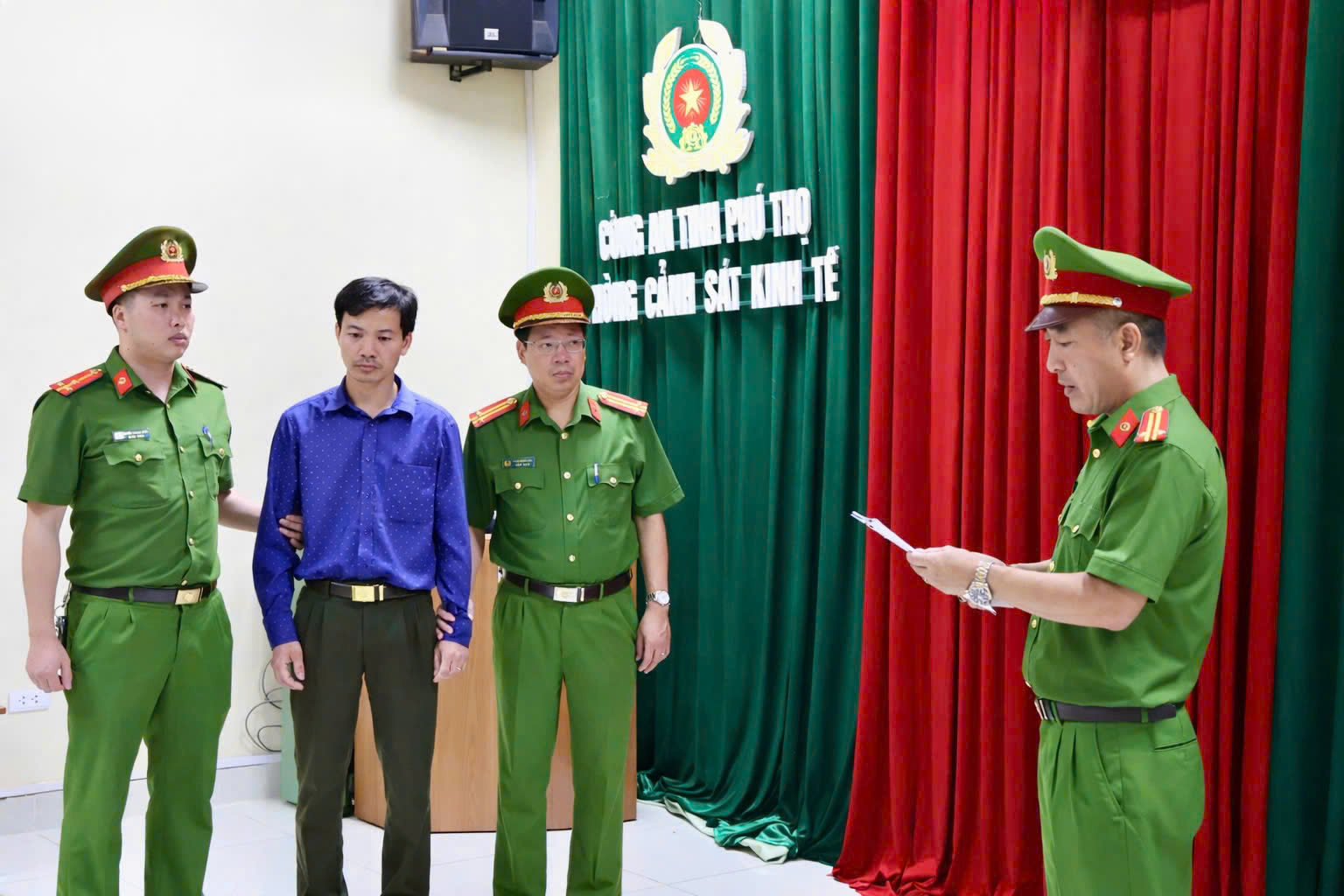 Cận cảnh khám xét, bắt giữ nhiều cán bộ liên quan đến nhóm “xã hội đen” núp bóng doanh nghiệp - Ảnh 7.