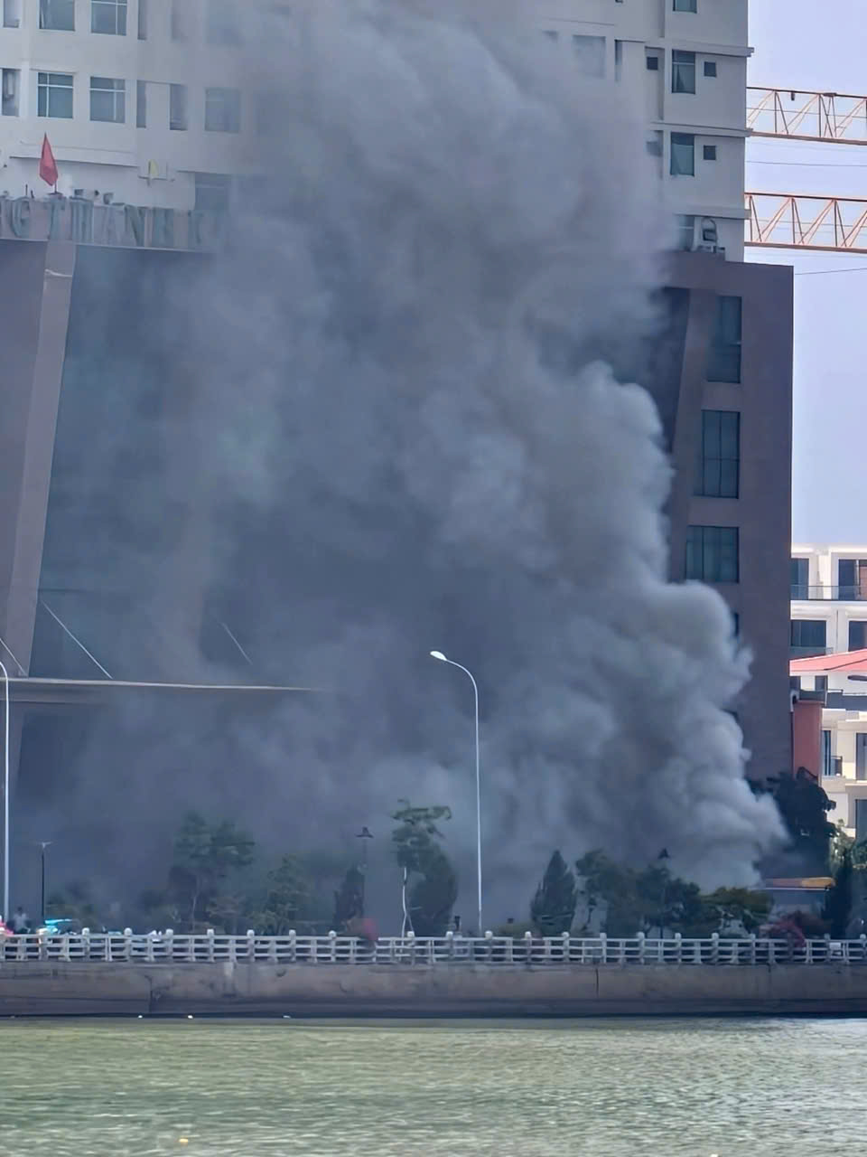 Clip: Cháy xe khách dữ dội gần Mường Thanh Khánh Hòa - Ảnh 4.