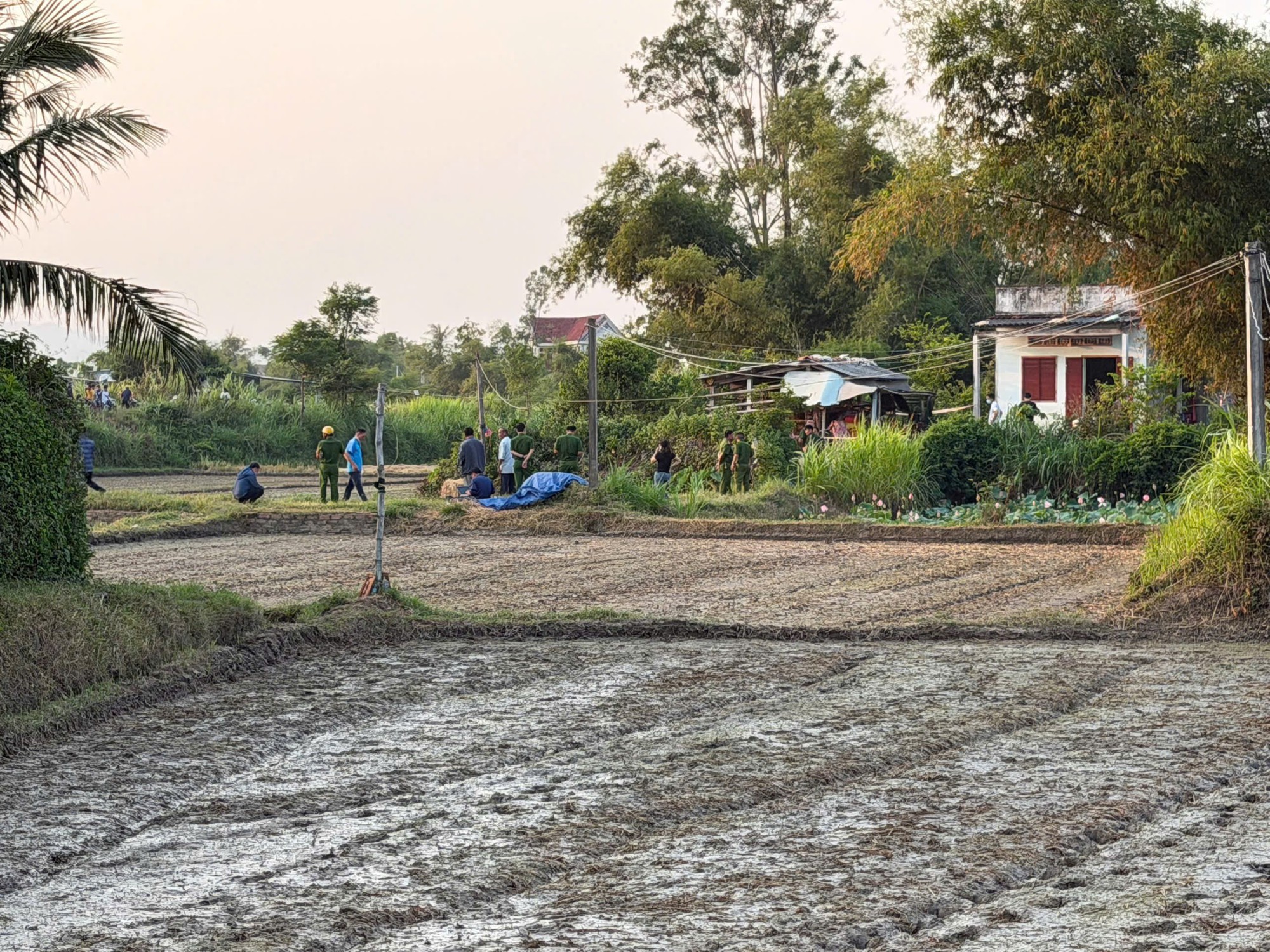 Cháy nổ căn nhà ở Gia Lai, nhiều người tử vong, nghi 4 bà cháu - Ảnh 2.